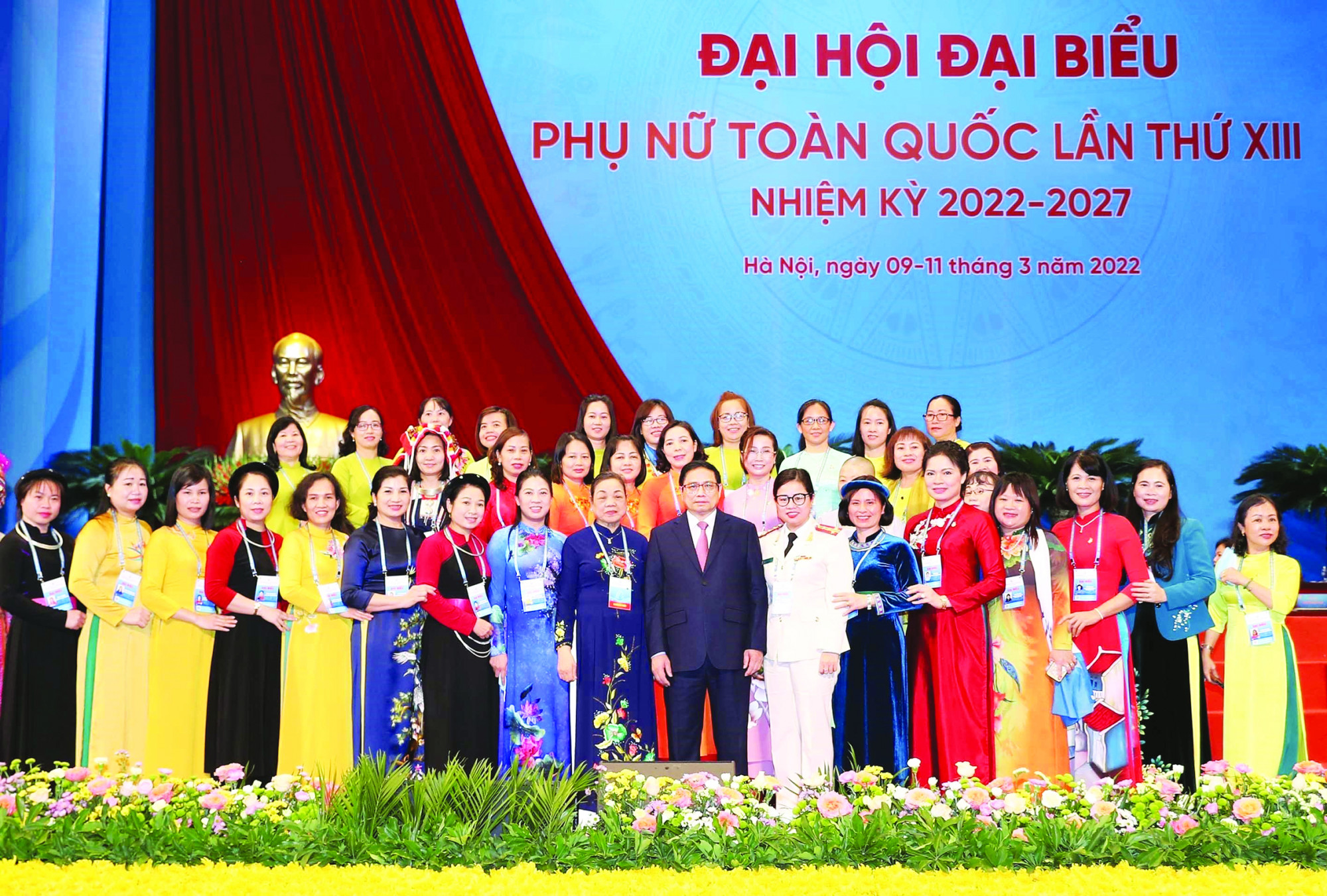 Sáng 10/3/2022, tại Trung tâm Hội nghị Quốc gia ở Thủ đô Hà Nội, Đại hội đại biểu Phụ nữ toàn quốc lần thứ XIII, nhiệm kỳ 2022 - 2027 khai mạc trọng thể với sự tham dự của 1.000 đại biểu chính thức đại diện cho các tầng lớp, cấp Hội Phụ nữ trong cả nước (trong ảnh: Thủ tướng Chính phủ Phạm Minh Chính chụp ảnh cùng các đại biểu) ẢNH: TTXVN