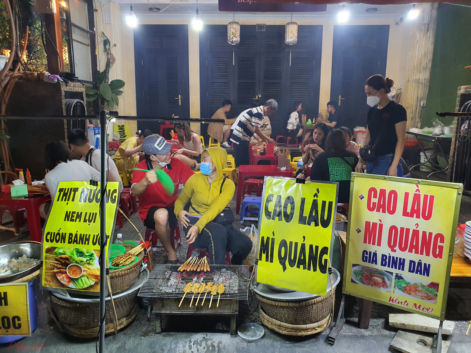 Những người bu&ocirc;n b&aacute;n dạo ở phố cổ th&ecirc;m niềm vui khi kh&aacute;ch du lịch về đ&ocirc;ng.