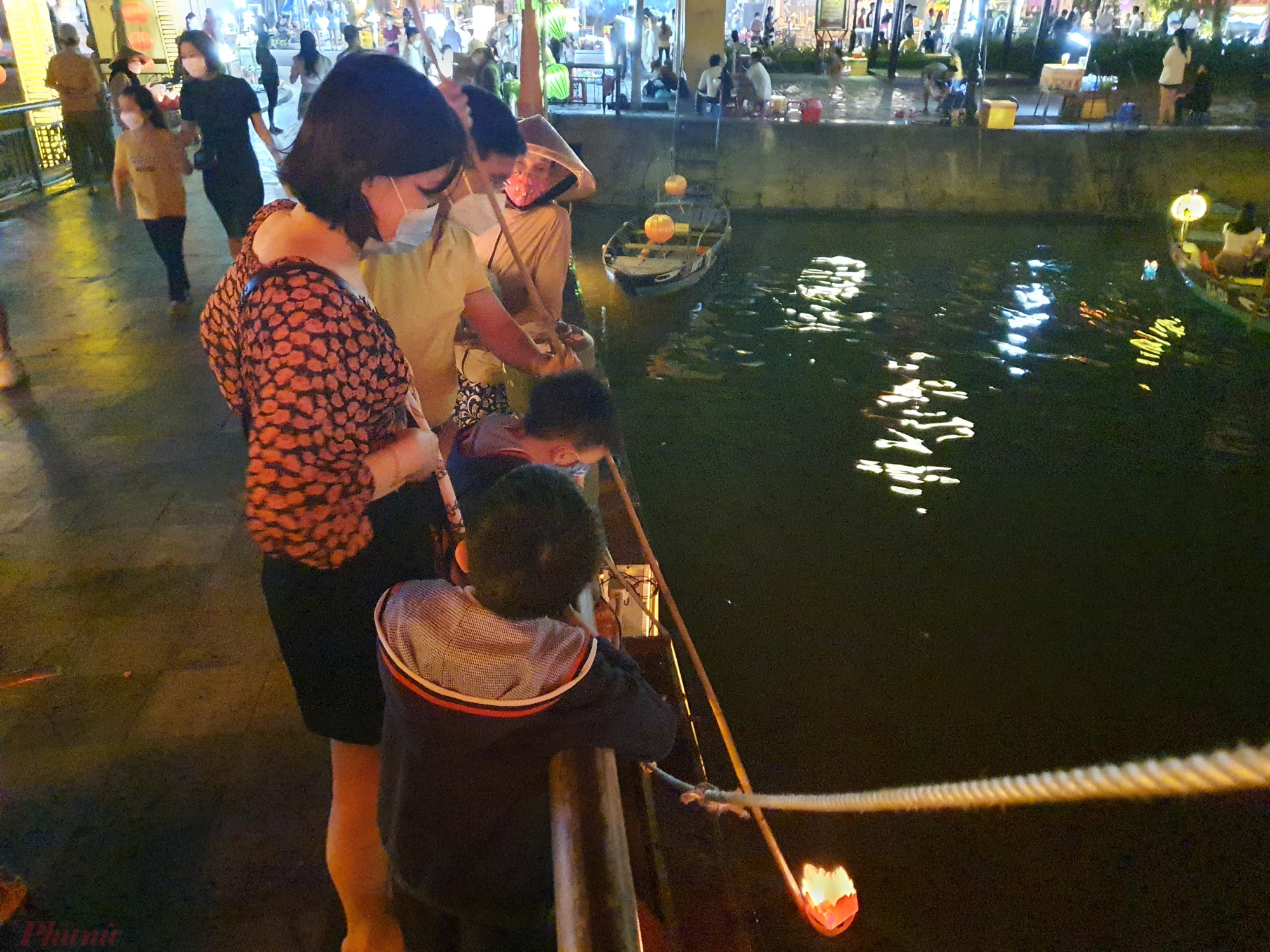 Chị Lưu Thị Trang, một du kh&aacute;ch H&agrave; Nội cho biết: Gia đ&igrave;nh chị tranh thủ dịp cuối tuần v&agrave;o du lịch ở Đ&agrave; Nẵng v&agrave; Hội An. Buổi tối, cả gia đ&igrave;nh ưu ti&ecirc;n chọn về Hội An để tham quan, ch&egrave;o thuyền dạo s&ocirc;ng ho&agrave;i v&agrave; lang thang ngắm phố cổ