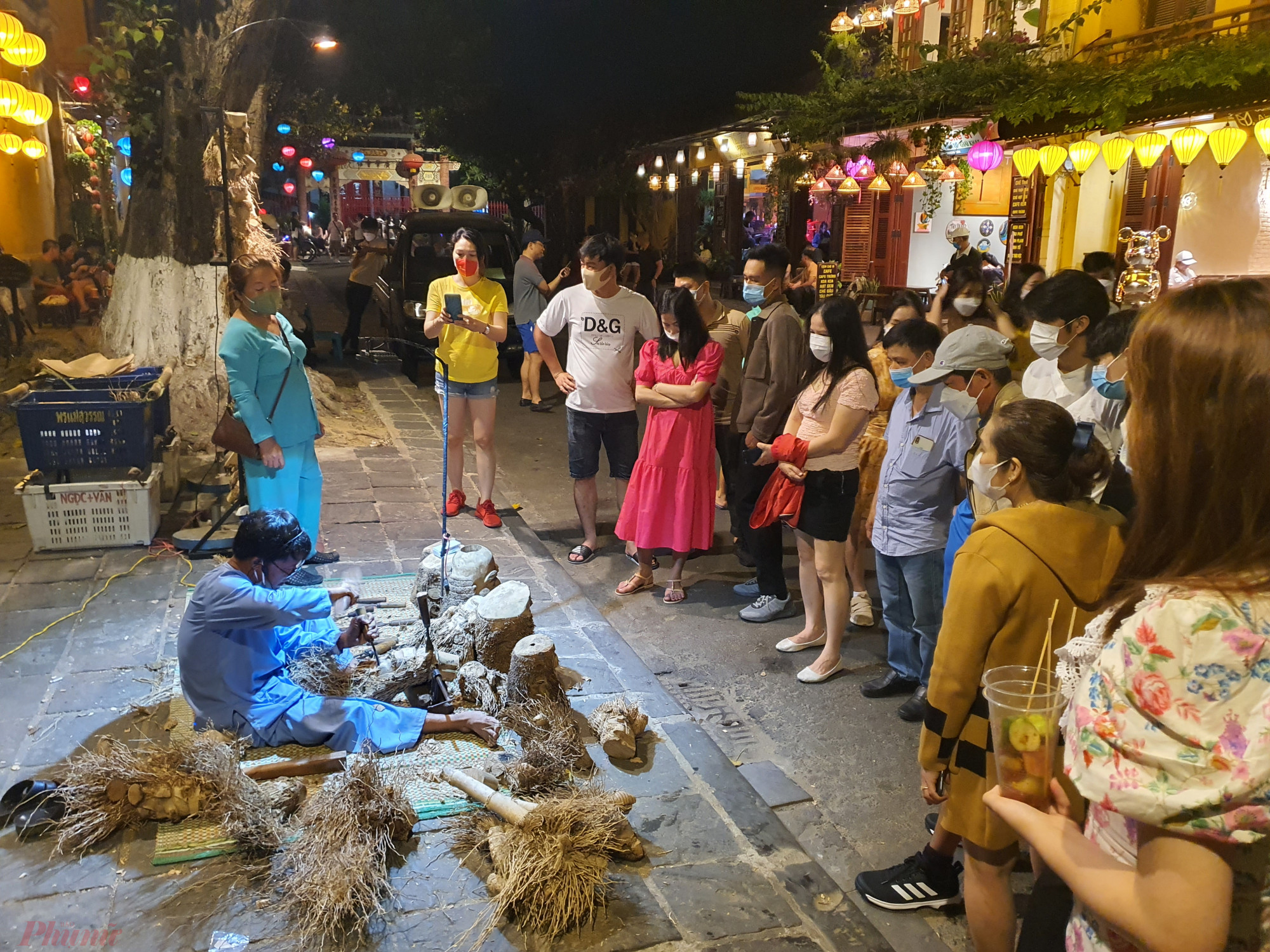 Một nghệ nh&acirc;n đi&ecirc;u khắc tượng từ rễ tre ở phố cổ Hội An. Festival l&agrave;ng nghề truyền thống v&ugrave;ng miền lần thứ nhất-Quảng Nam cũng sắp khai mạc