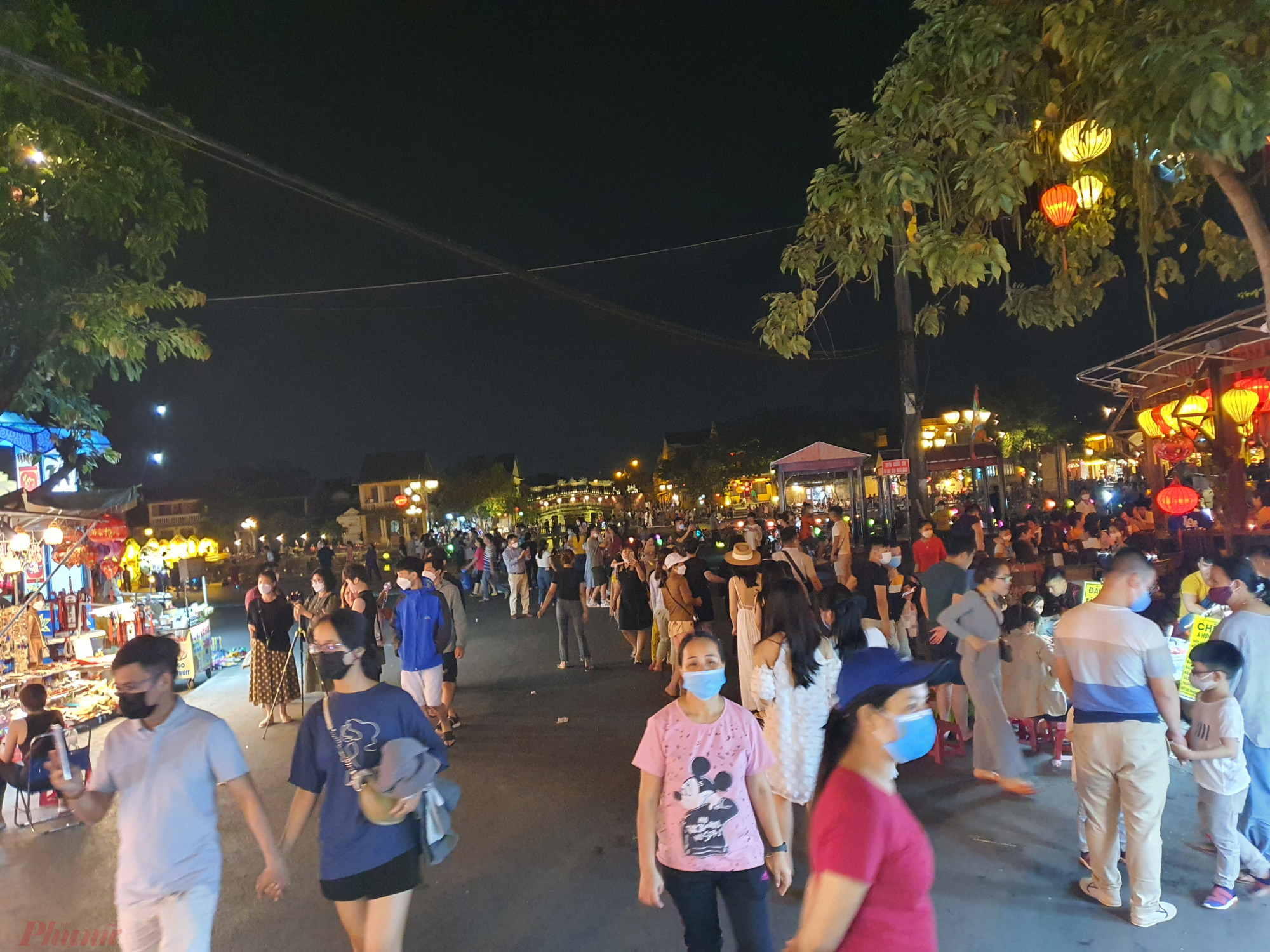 Đ&atilde; rất l&acirc;u, phố cổ Hội An mới chứng kiến lượng kh&aacute;ch du lịch về tham quan đ&ocirc;ng như thế n&agrave;y
