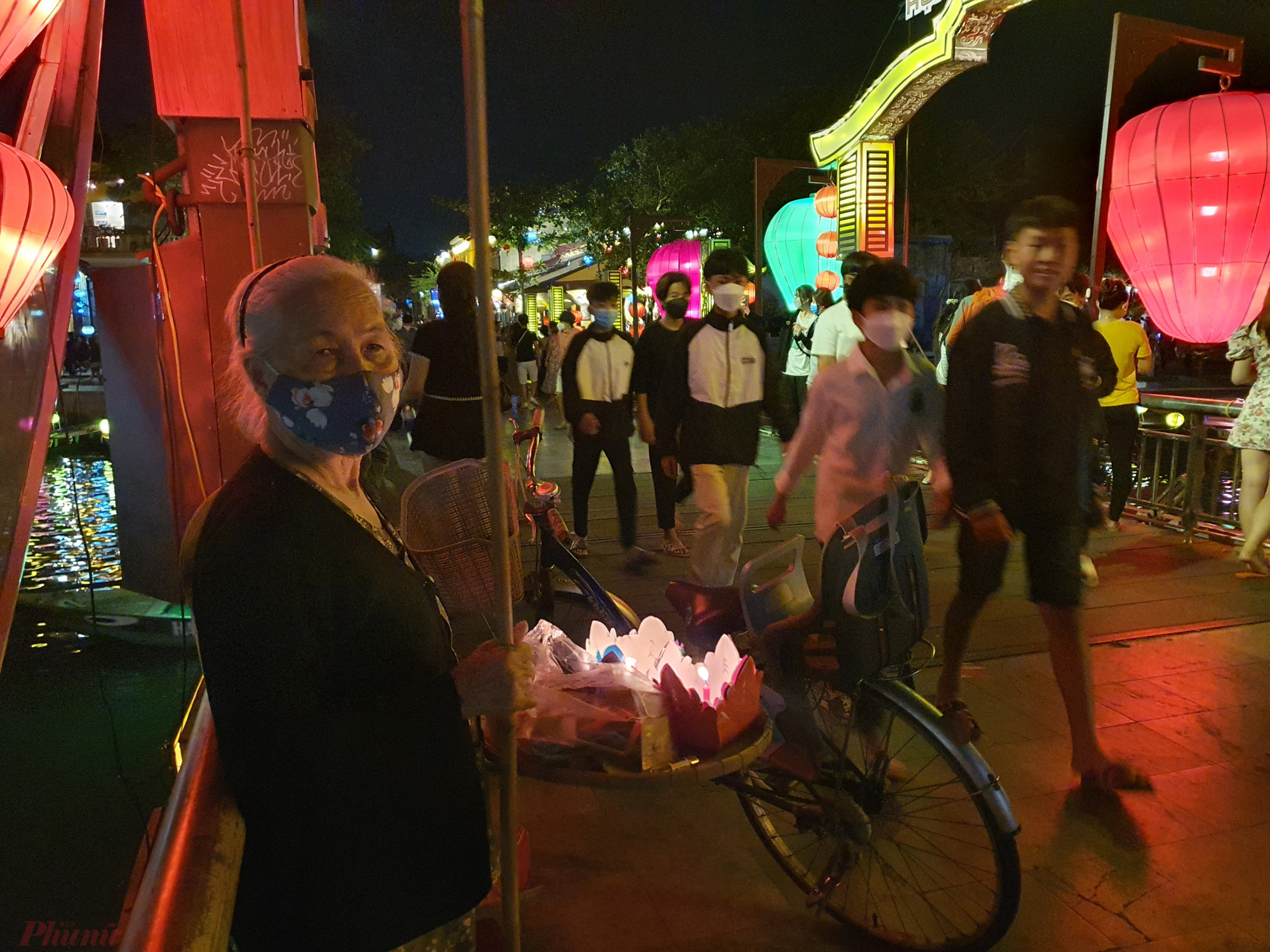 Du kh&aacute;ch đổ về đ&ocirc;ng, c&aacute;c cụ gi&agrave; b&aacute;n đ&egrave;n hoa đăng c&oacute; th&ecirc;m thu nhập