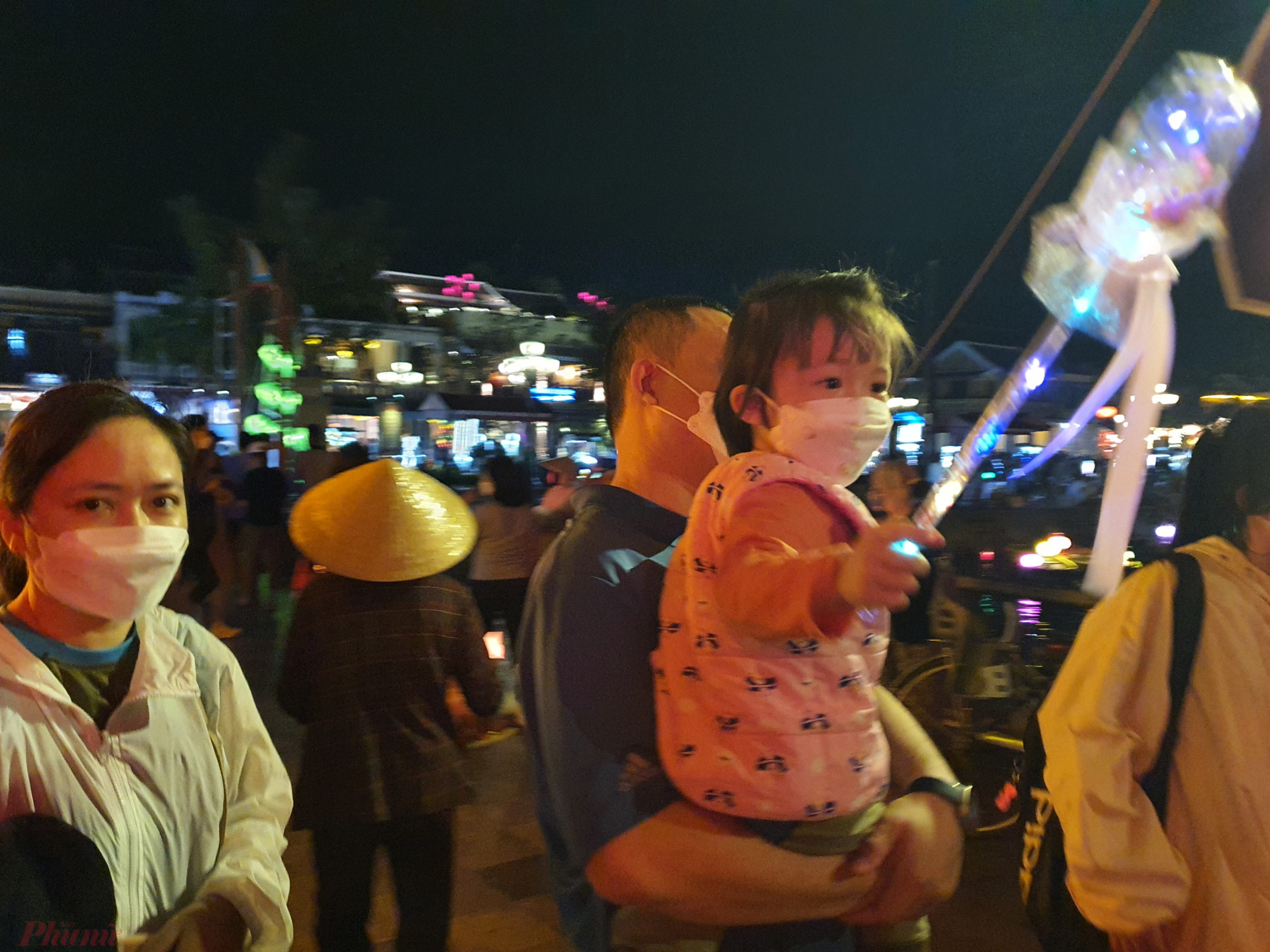 Những em b&eacute; th&igrave; th&iacute;ch th&uacute; c&ugrave;ng ba mẹ dạo phố