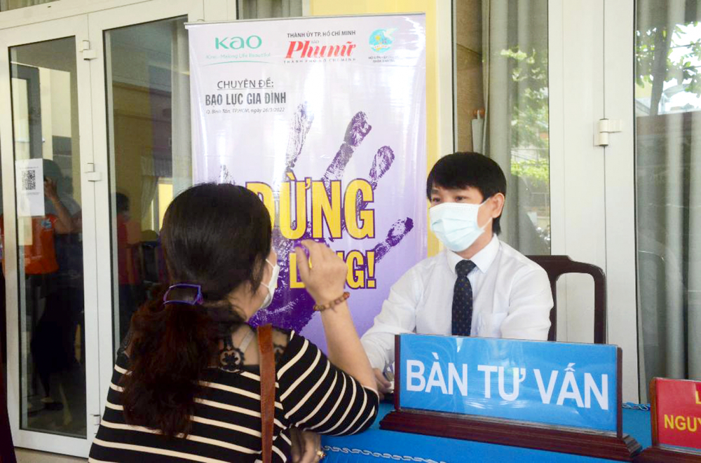 Luật sư Nguyễn Sơn L&acirc;m giải đ&aacute;p c&aacute;c thắc mắc cho chị em ẢNH: PH&Ugrave;NG HUY
