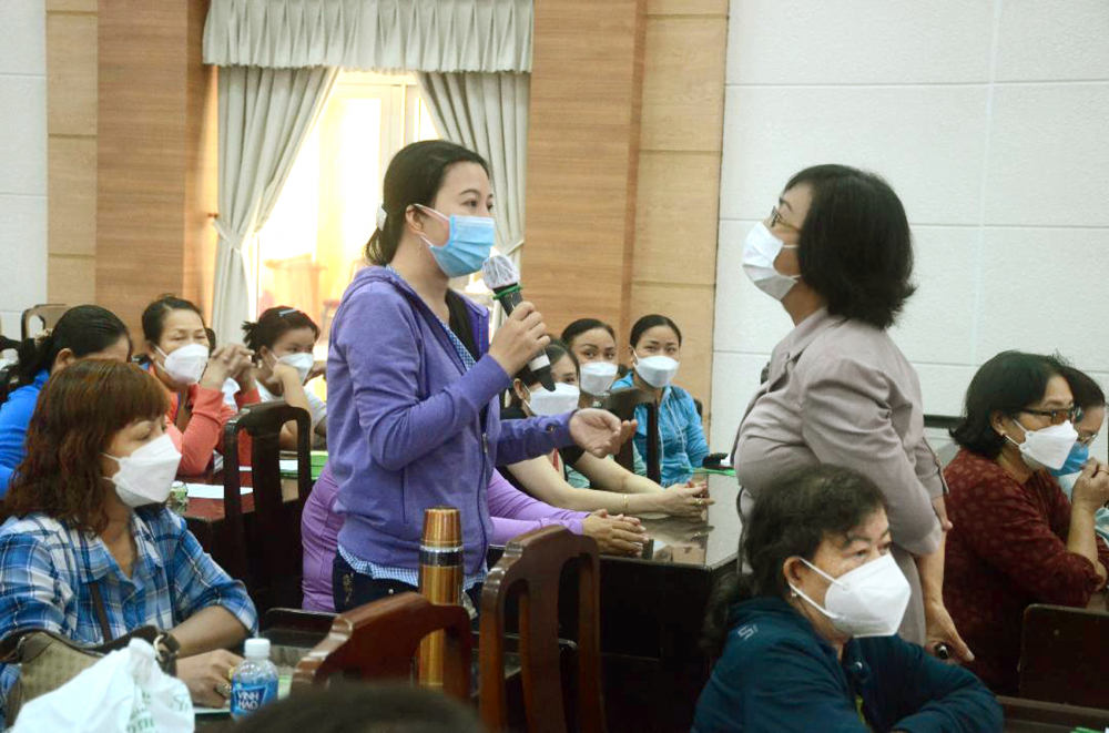 Nhiều chị em đ&atilde; mạnh dạn trao đổi với c&aacute;c chuy&ecirc;n gia về bạo lực gia đ&igrave;nh cũng như những vấn đề họ đang gặp phải ẢNH: PH&Ugrave;NG HUY