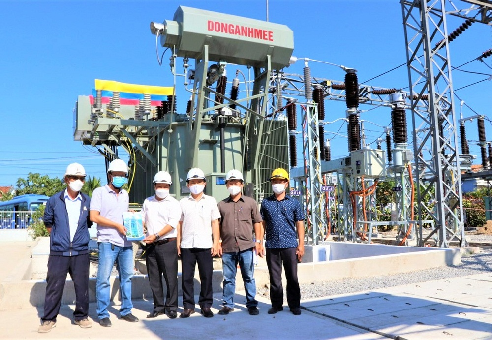 &Ocirc;ng Nguyễn Mạnh Th&ocirc;ng - Chủ tịch C&ocirc;ng đo&agrave;n PC Kh&aacute;nh H&ograve;a thăm hỏi động vi&ecirc;n người lao động tại hiện trường nghiệm thu đ&oacute;ng điện TBA T1 110kV - Ảnh: PC Kh&aacute;nh H&ograve;a