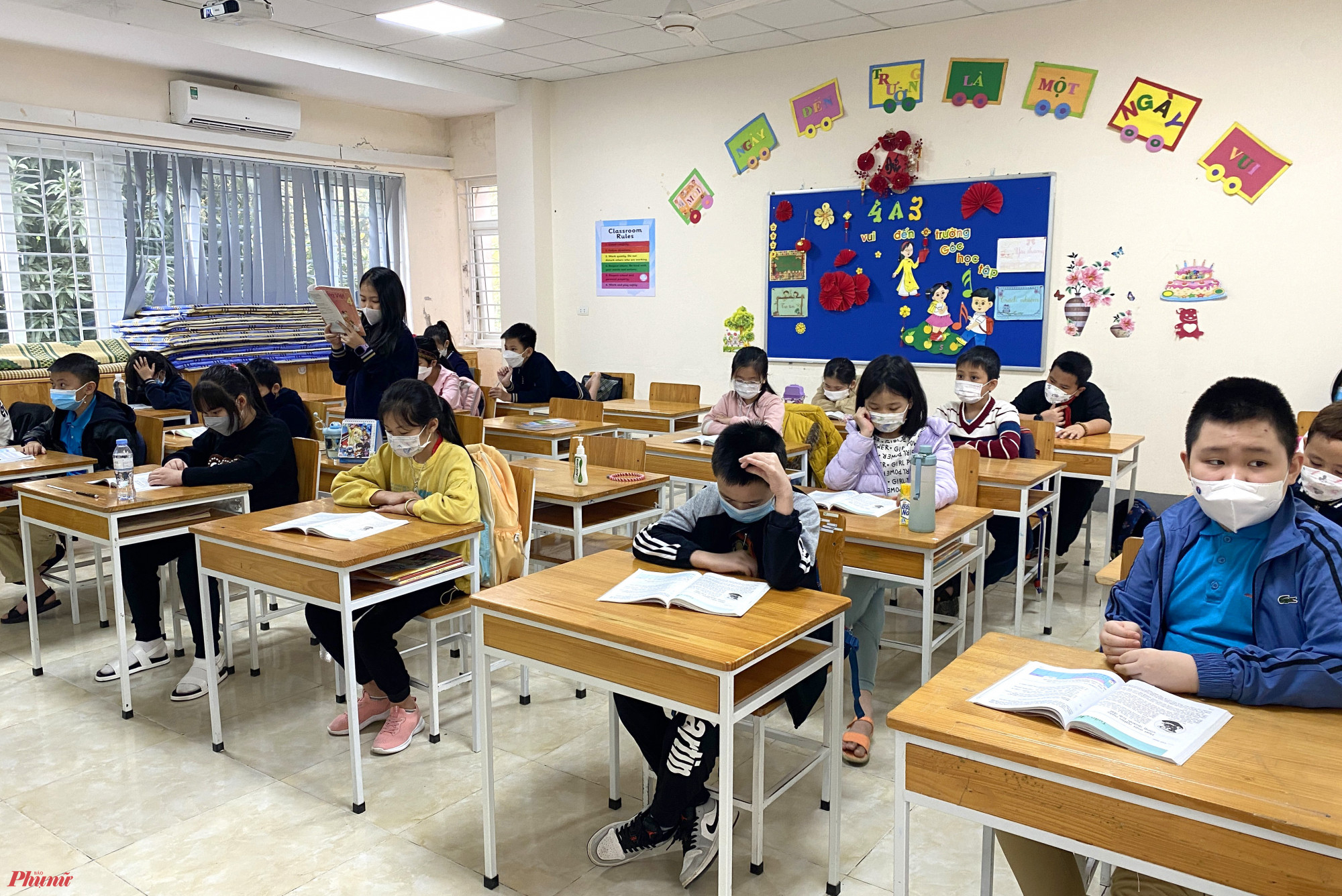 Nhiều học sinh tiểu học bỡ ngỡ xen lẫn niềm vui khi trở lại học trực tiếp c&ugrave;ng bạn b&egrave;
