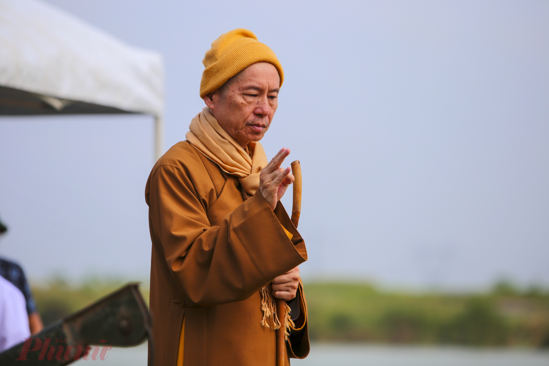 Trước khi thả c&aacute; giống xuống s&ocirc;ng Hồng, Thượng toạ Th&iacute;ch Ch&acirc;n Quang v&agrave; c&aacute;c tăng ni, phật tử  đ&atilde; l&agrave;m lễ ph&oacute;ng sinh cầu mong cho c&aacute;c sinh linh c&aacute; giống b&eacute; bỏng mau ch&oacute;ng th&iacute;ch hợp với nhiệt độ của nước s&ocirc;ng, hay ăn, ch&oacute;ng lớn, c&oacute; cơ hội tiếp tục sinh trưởng, ph&aacute;t triển, g&oacute;p phần bổ sung quần đ&agrave;n, tạo sự c&acirc;n bằng về nguồn lợi thủy sản trong tự nhi&ecirc;n. 