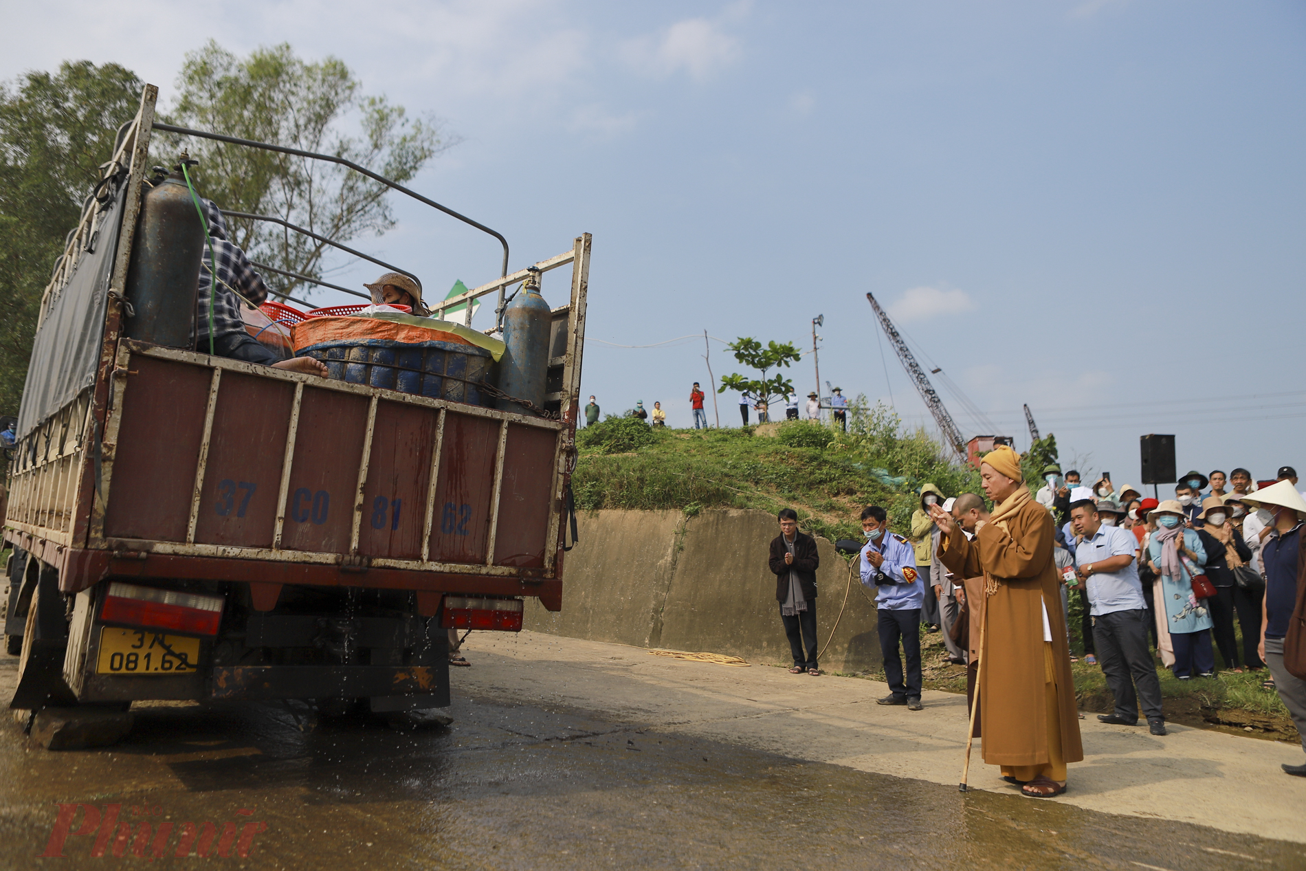 Lễ phóng sinh được tổ chức nhằm giải cứu sự sống của các loài động vật nhỏ bé. Đ&acirc;y là một truyền thống tốt đẹp, &yacute; nghĩa của Đạo Phật, thể hiện sự quý trọng sinh mạng của muôn vạn loài chúng sinh, đồng thời cũng gieo vào lòng người lòng từ bi v&ocirc; hạn. Phước lành từ việc phóng sinh cũng giúp cho chúng ta được bình an và tránh được những rủi ro trong cuộc sống. 