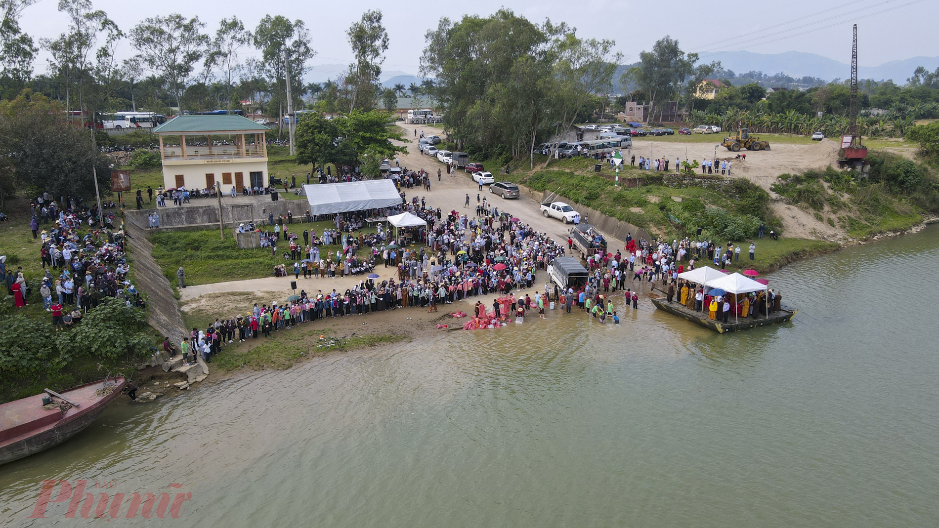 V&agrave;o 14 giờ ng&agrave;y 5/4/2022, ch&ugrave;a Vi&ecirc;n Quang long trọng tổ chức lễ ph&oacute;ng sinh tr&ecirc;n bến thuyền Vua Mai Hắc Đế, Nam Đ&agrave;n, Nghệ An với sự tham dự của h&agrave;ng trăm Phật tử v&agrave; người d&acirc;n đến từ nhiều nơi, dưới sự chủ trì của Sư Phụ TT. Thích Chân Quang - Phó ban Kinh tế Tài Chính TƯ GHPGVN, Viện chủ Thiền Tôn Phật Quang BRVT. 