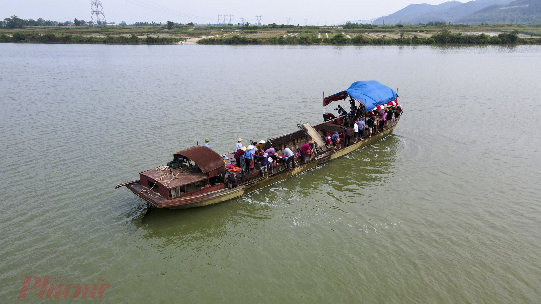 C&aacute; được vận chuyển l&ecirc;n thuyền ra giữa s&ocirc;ng để thả, một số c&ograve;n lại được người d&acirc;n chuyền tay nhau thả xuống.