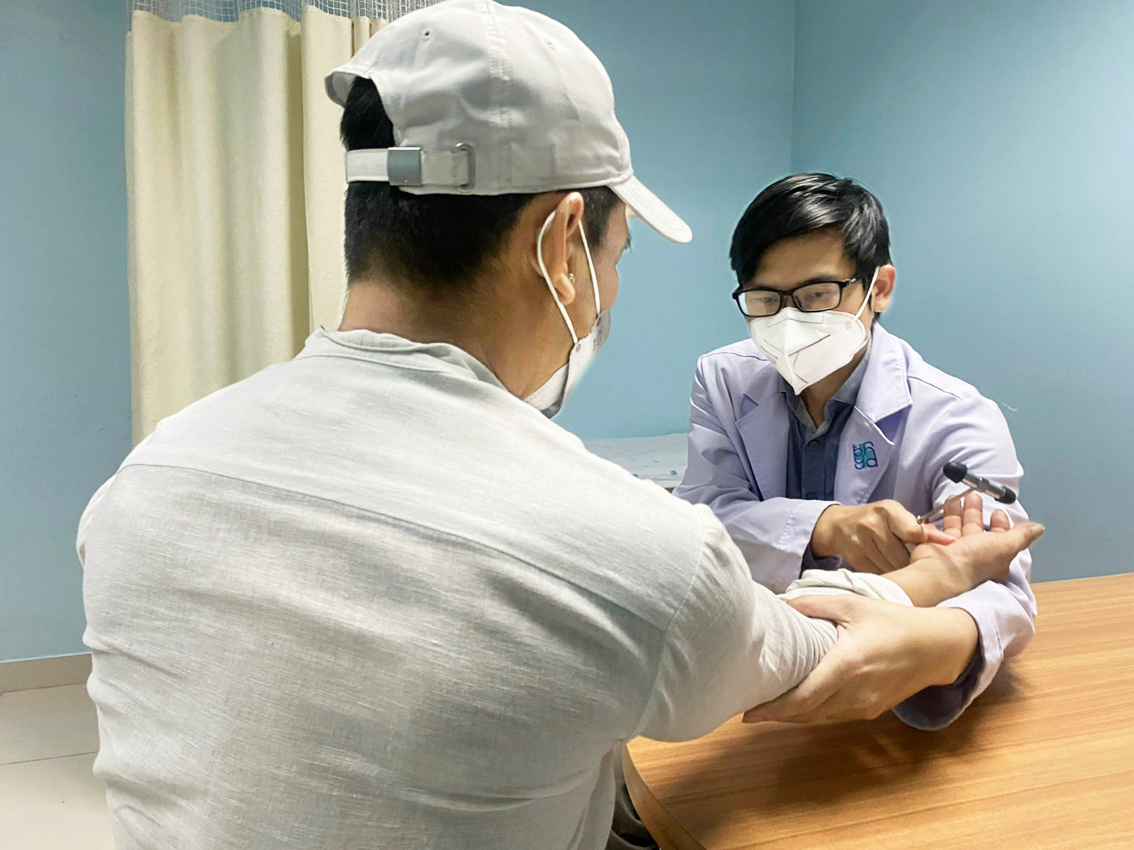 B&aacute;c sĩ đang kh&aacute;m cho một trường hợp đau mạn t&iacute;nh tại Bệnh viện Đại học Y Dược TP.HCM - ẢNH: THANH HUYỀN