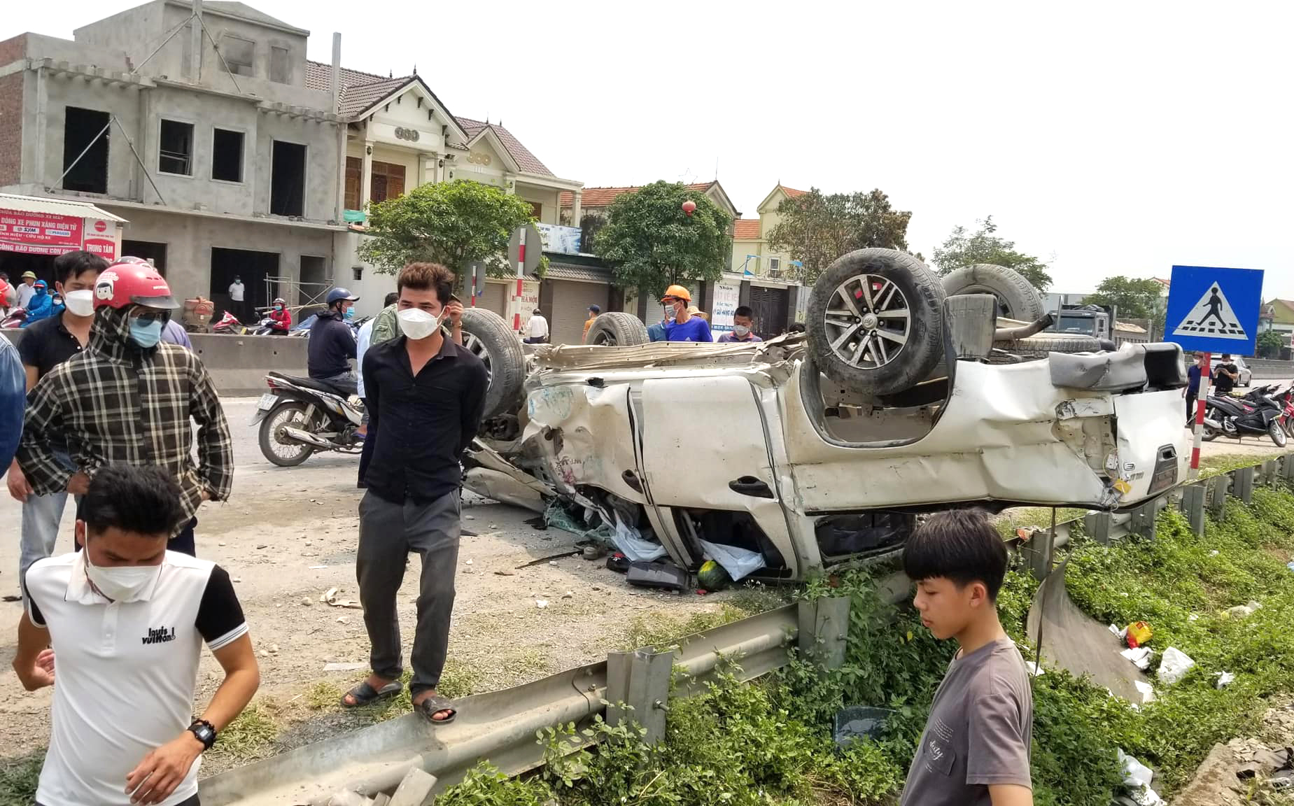Xe &ocirc; t&ocirc; b&aacute;n tải lật ngửa sau vụ tai nạn