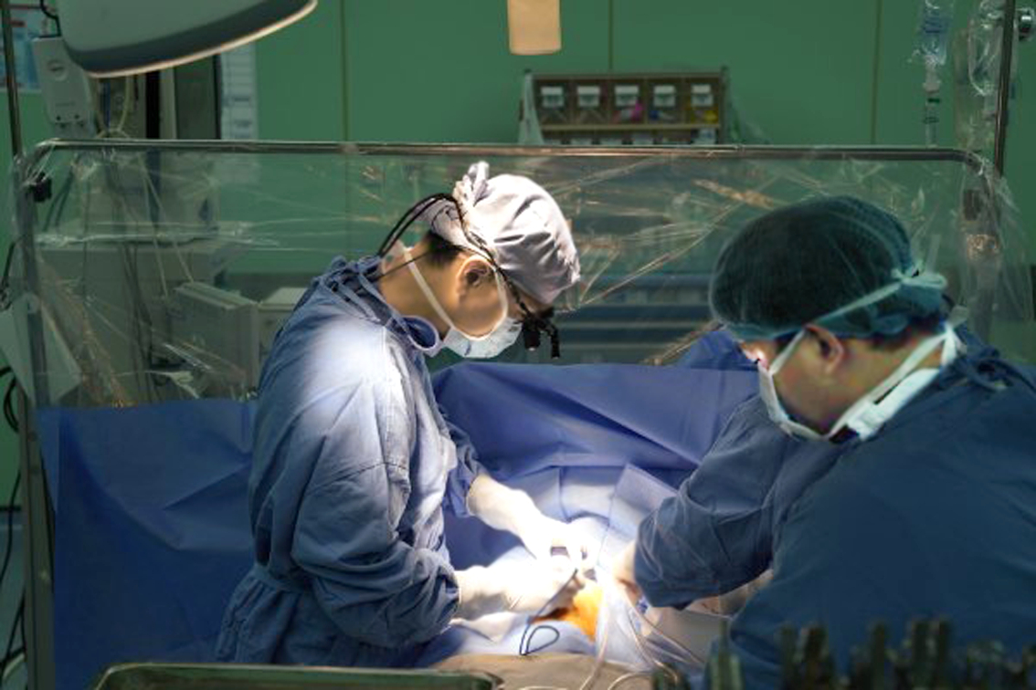 B&aacute;c sĩ ở Bệnh viện Đại học Y Dược TP.HCM, phẫu thuật cho trẻ sơ sinh bị dị tật tim bẩm sinh - ẢNH: M.T.