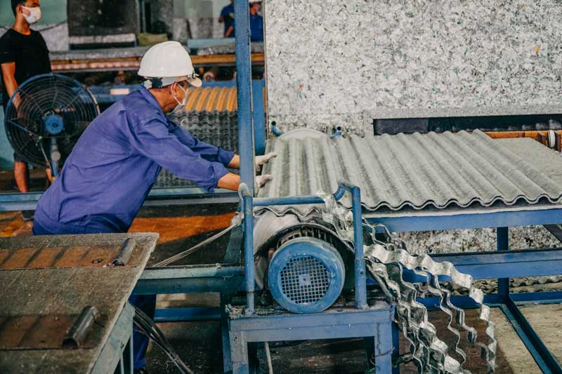 Hiện trung b&igrave;nh cứ 8.000 hộp sữa giấy đ&atilde; qua sử dụng, t&aacute;i chế được 1 tấm lợp. Ảnh: Tetra Pak