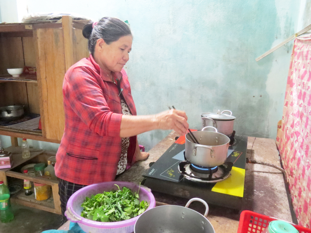 B&agrave; L&acirc;m Thị Bốn  lo bữa cơm  cho gia đ&igrave;nh 