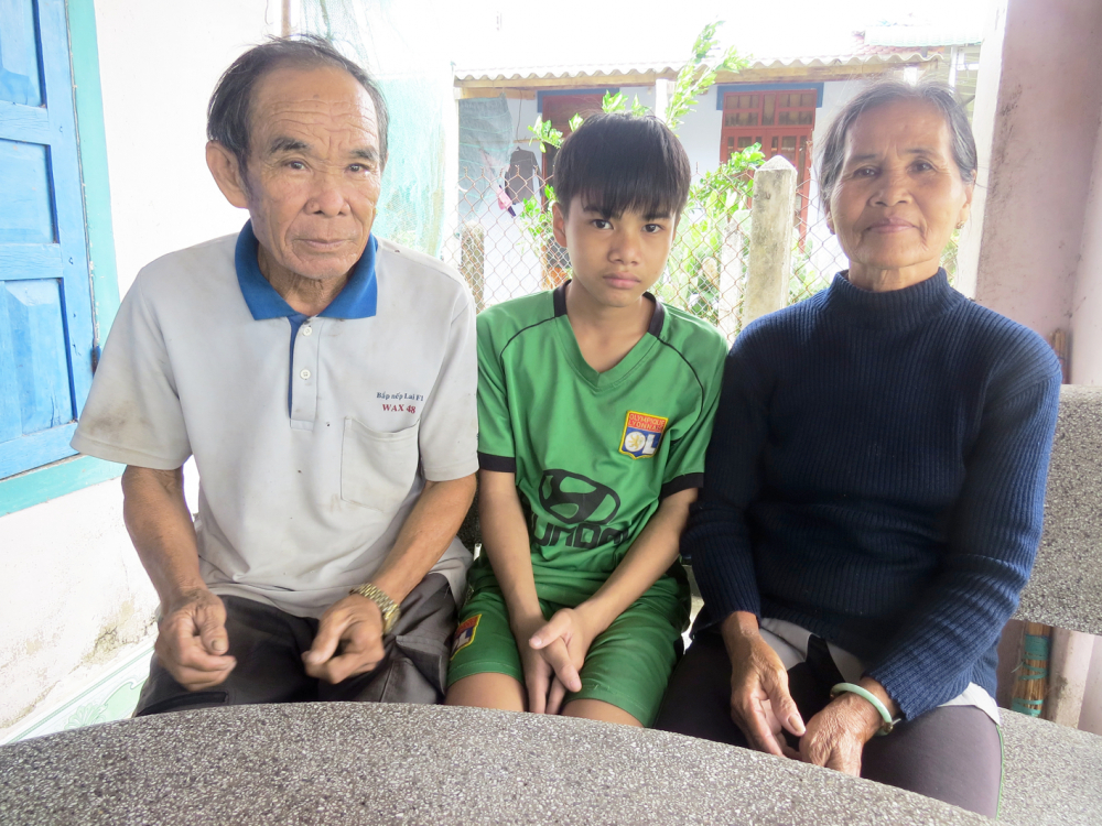 Vợ chồng &ocirc;ng  Trần Ni&ecirc;n  b&ecirc;n ch&aacute;u nội