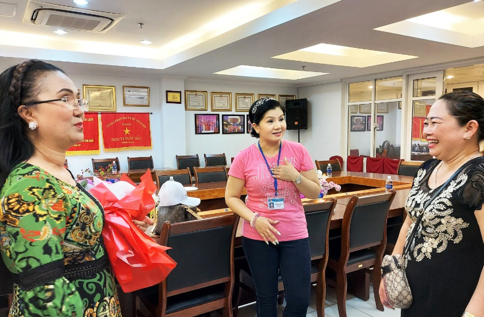 NSƯT T&uacute; Sương (giữa) trao đổi với chị Như Nguyệt (tr&aacute;i) v&agrave; chị Th&uacute;y Loan về chương tr&igrave;nh học