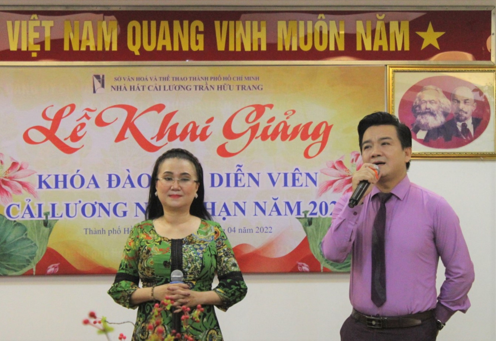 NSƯT L&ecirc; Tứ song ca c&ugrave;ng học vi&ecirc;n Như Nguyệt tại lễ khai giảng