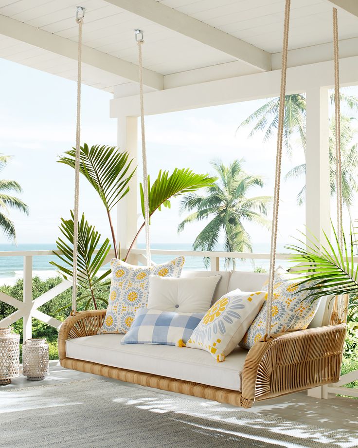 Lấy cảm hứng từ những m&ugrave;a h&egrave; ven biển , ph&ograve;ng n&agrave;y c&oacute; nệm Sunbrella chịu được thời tiết v&agrave; những chiếc gối &ocirc;m lớn tạo n&ecirc;n một sự kết hợp si&ecirc;u ấm c&uacute;ng &mdash; tất cả đều c&oacute; thể th&aacute;o rời để dễ d&agrave;ng vệ sinh. Giường ban ng&agrave;y được treo từ bốn sợi d&acirc;y chịu lực nặng cho cảm gi&aacute;c chắc chắn nhưng mềm mại.