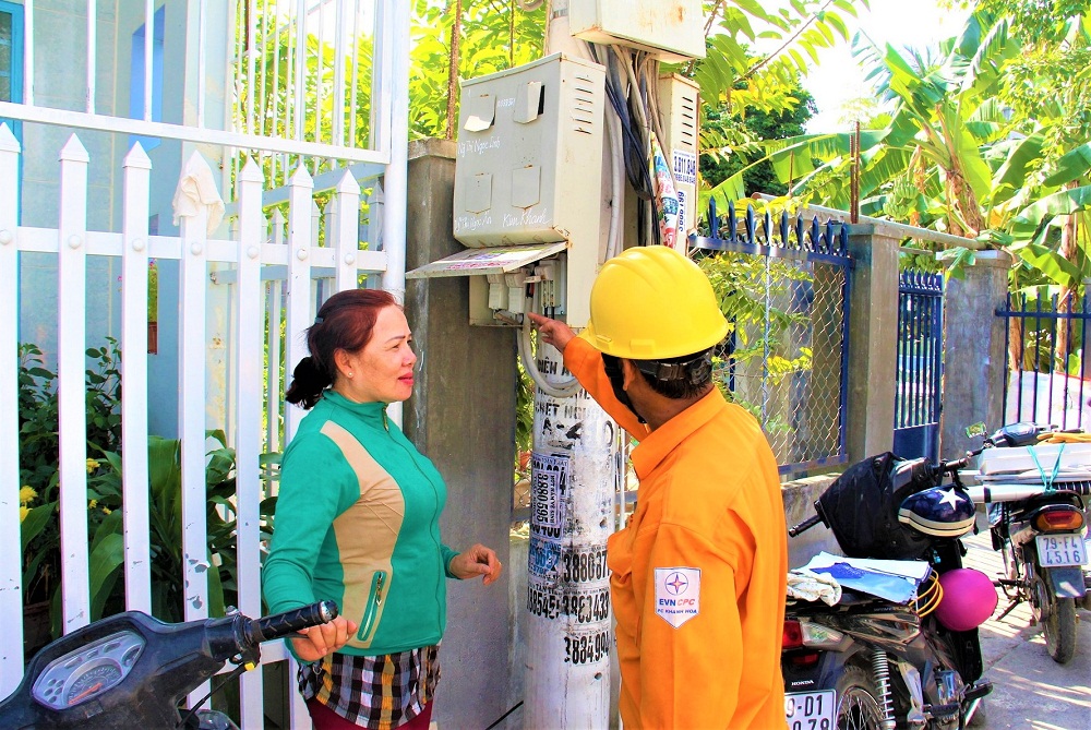 Nh&acirc;n vi&ecirc;n C&ocirc;ng ty cổ phần Điện lực Kh&aacute;nh H&ograve;a giải th&iacute;ch, hướng dẫn kh&aacute;ch h&agrave;ng sử dụng điện an to&agrave;n đối với đường d&acirc;y sau c&ocirc;ng tơ - Ảnh: PC Kh&aacute;nh H&ograve;a