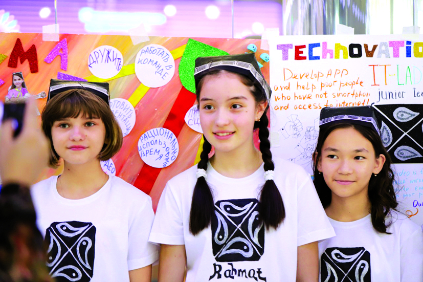 Veronika, một trong những th&iacute; sinh tham gia Technovation challenge (chương tr&igrave;nh do UNDP hỗ trợ, mời c&aacute;c c&ocirc; g&aacute;i v&agrave; phụ nữ trẻ l&agrave;m việc theo nh&oacute;m để viết c&aacute;c ứng dụng di động&hellip;), cho biết: &ldquo;Mọi người n&oacute;i con trai thường l&agrave;m việc trong lĩnh vực c&ocirc;ng nghệ nhưng t&ocirc;i nghĩ con g&aacute;i cũng c&oacute; thể l&agrave;m được điều đ&oacute; v&igrave; khi bắt tay v&agrave;o l&agrave;m, t&ocirc;i thực sự th&iacute;ch v&agrave; n&oacute; truyền cảm hứng cho t&ocirc;i&rdquo; - ẢNH: UN TECHNOVATION