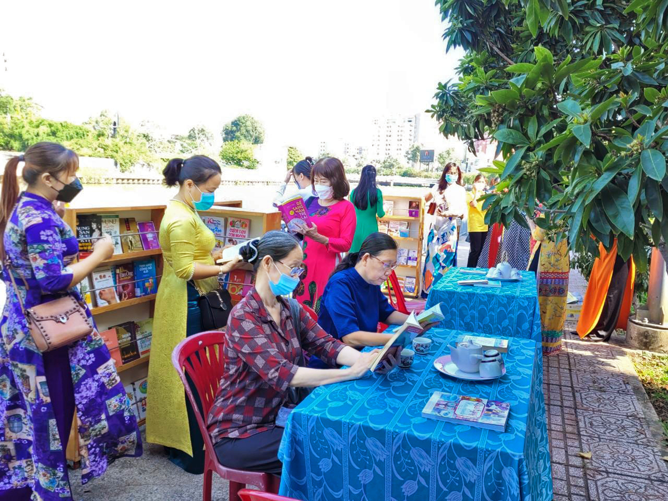 * Song song đ&oacute;, nhiều hoạt động văn h&oacute;a, văn nghệ, thể thao... cũng được c&aacute;c cấp Hội ch&uacute; trọng tổ chức.  Ảnh: Hưởng ứng ng&agrave;y hội thống nhất non s&ocirc;ng, ng&agrave;y 21/4 vừa qua, Hội LHPN Q.B&igrave;nh Thạnh đ&atilde; tổ chức hoạt động &ldquo;C&ugrave;ng s&aacute;ch xuống phố&rdquo;. Người d&acirc;n c&oacute; thể tham quan, đọc s&aacute;ch tại Nh&agrave; văn h&oacute;a khu phố 3, hoặc ngồi đọc s&aacute;ch dưới những b&oacute;ng c&acirc;y dọc đường Trường Sa nơi được bố tr&iacute; sẵn b&agrave;n ghế, s&aacute;ch v&agrave; tr&agrave;.