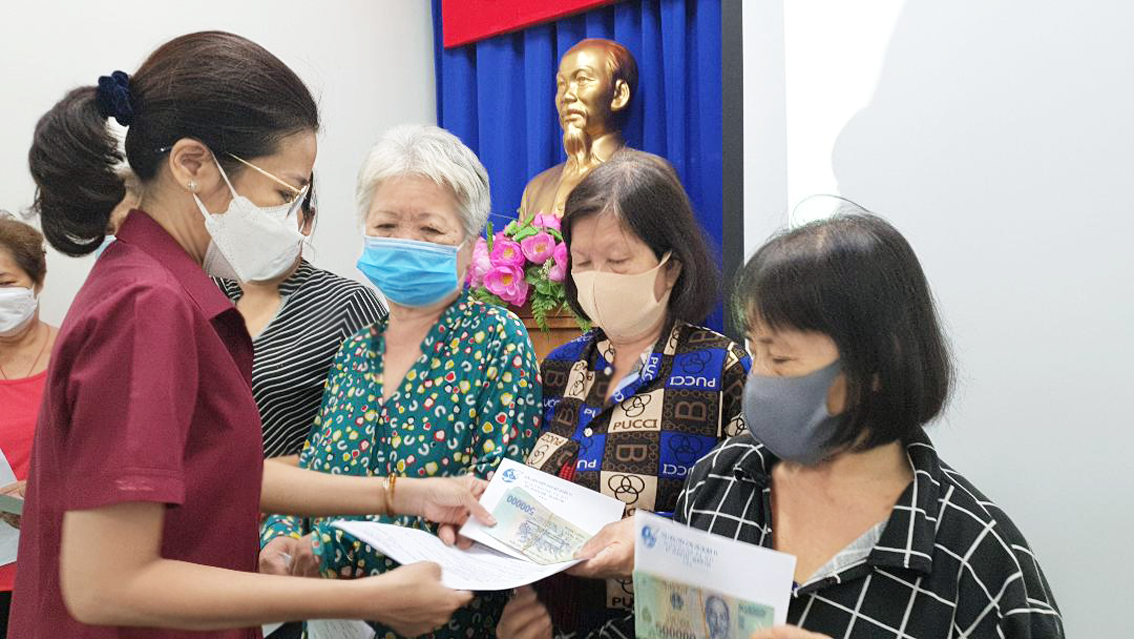 Hội Phụ nữ Q.11 hỗ trợ vốn kh&ocirc;ng l&atilde;i suất cho phụ nữ kh&oacute; khăn.