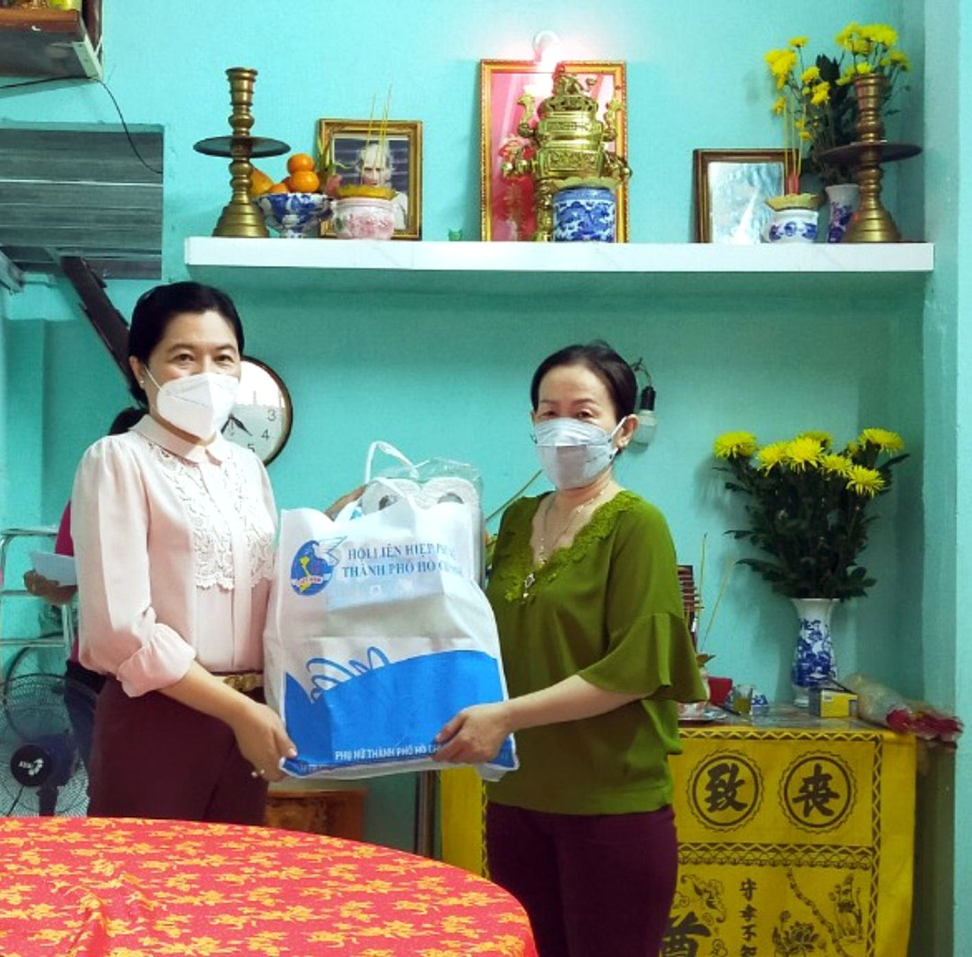 * Tr&ecirc;n tinh thần &ldquo;l&aacute; l&agrave;nh đ&ugrave;m l&aacute; r&aacute;ch&rdquo;, x&acirc;y dựng th&agrave;nh phố hiện đại - văn minh - nghĩa t&igrave;nh, nhiều m&aacute;i nh&agrave; cao r&aacute;o, khang trang đ&atilde; được trao tặng để thay cho những ng&ocirc;i nh&agrave; cũ kỹ, dột n&aacute;t, m&agrave; gia chủ v&igrave; qu&aacute; ngh&egrave;o, kh&ocirc;ng c&oacute; khả năng x&acirc;y mới hoặc sửa chữa. Ảnh: B&agrave; Nguyễn Trần Phượng Tr&acirc;n (b&ecirc;n tr&aacute;i) -  Chủ tịch Hội LHPN TP.HCM - ch&uacute;c mừng chị Trần Thị Bạch Mai, ngụ tại 1583/59 Phạm Thế Hiển, P.6, Q.8 tại lễ b&agrave;n giao m&aacute;i ấm t&igrave;nh thương cho gia đ&igrave;nh chị.