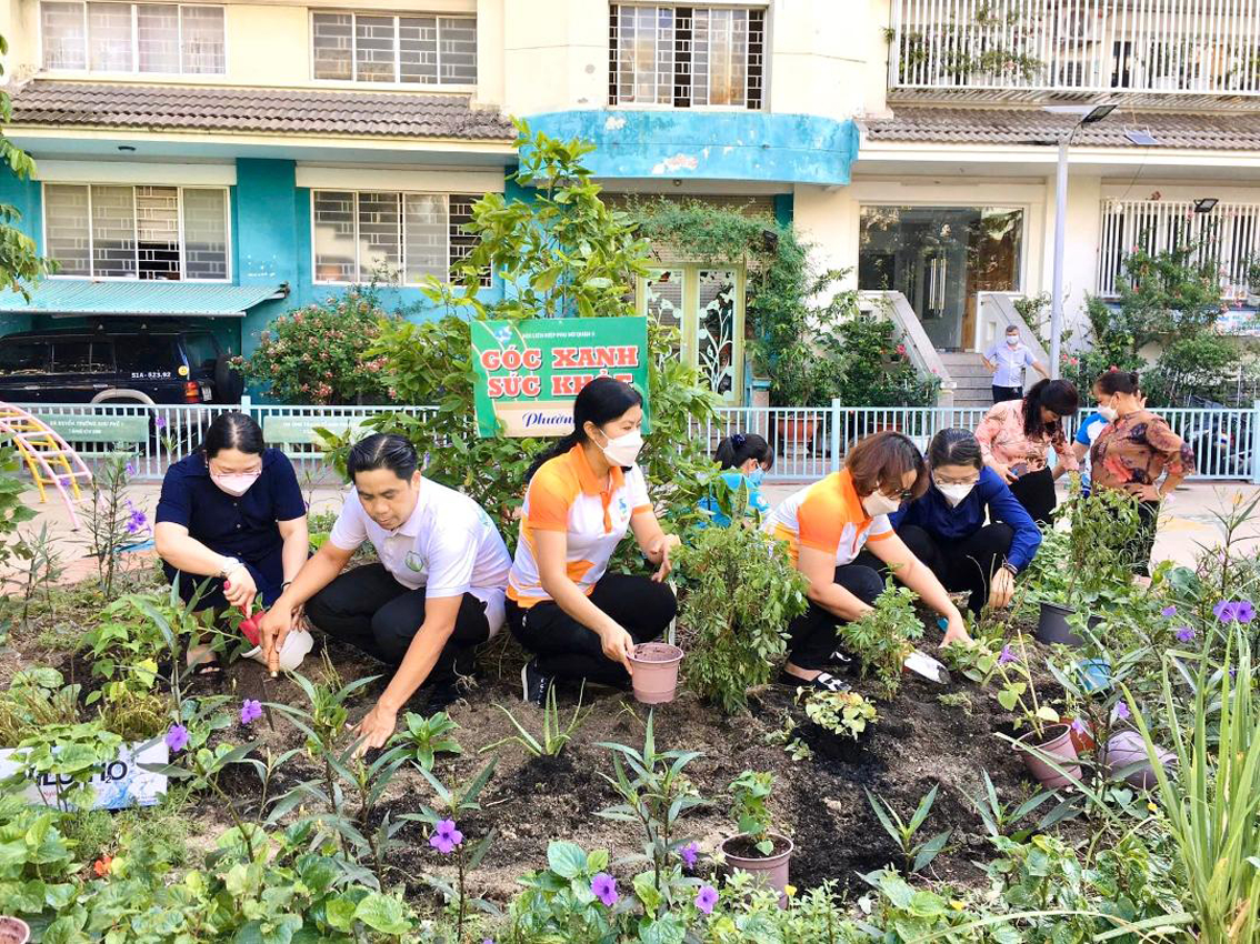 * B&ecirc;n cạnh nhiều hoạt động an sinh, c&aacute;c cơ sở Hội c&ograve;n ch&uacute; trọng đến c&ocirc;ng t&aacute;c bảo vệ m&ocirc;i trường. Ngo&agrave;i tổ chức ra qu&acirc;n tổng vệ sinh, vận động kh&ocirc;ng xả r&aacute;c ra đường phố, k&ecirc;nh rạch, Hội LHPN c&aacute;c quận huyện đ&atilde; c&ugrave;ng trồng c&acirc;y xanh nơi c&ocirc;ng cộng, vận động chị em tạo mảng xanh gia đ&igrave;nh... Ảnh: Hội LHPN Q.3 thực hiện &ldquo;G&oacute;c xanh sức khỏe&rdquo; tại khu d&acirc;n cư 552 - 588 C&aacute;ch Mạng Th&aacute;ng T&aacute;m, P.11, với c&aacute;c loại c&acirc;y dược liệu như t&iacute;a t&ocirc;, diếp c&aacute;, h&uacute;ng quế, h&uacute;ng chanh, bạc h&agrave;&hellip; để gi&uacute;p ph&ograve;ng ngừa v&agrave; chữa trị một số bệnh th&ocirc;ng thường. C&ocirc;ng tr&igrave;nh đ&atilde; g&oacute;p phần tạo điểm nhấn kh&ocirc;ng gian xanh trong khu d&acirc;n cư.