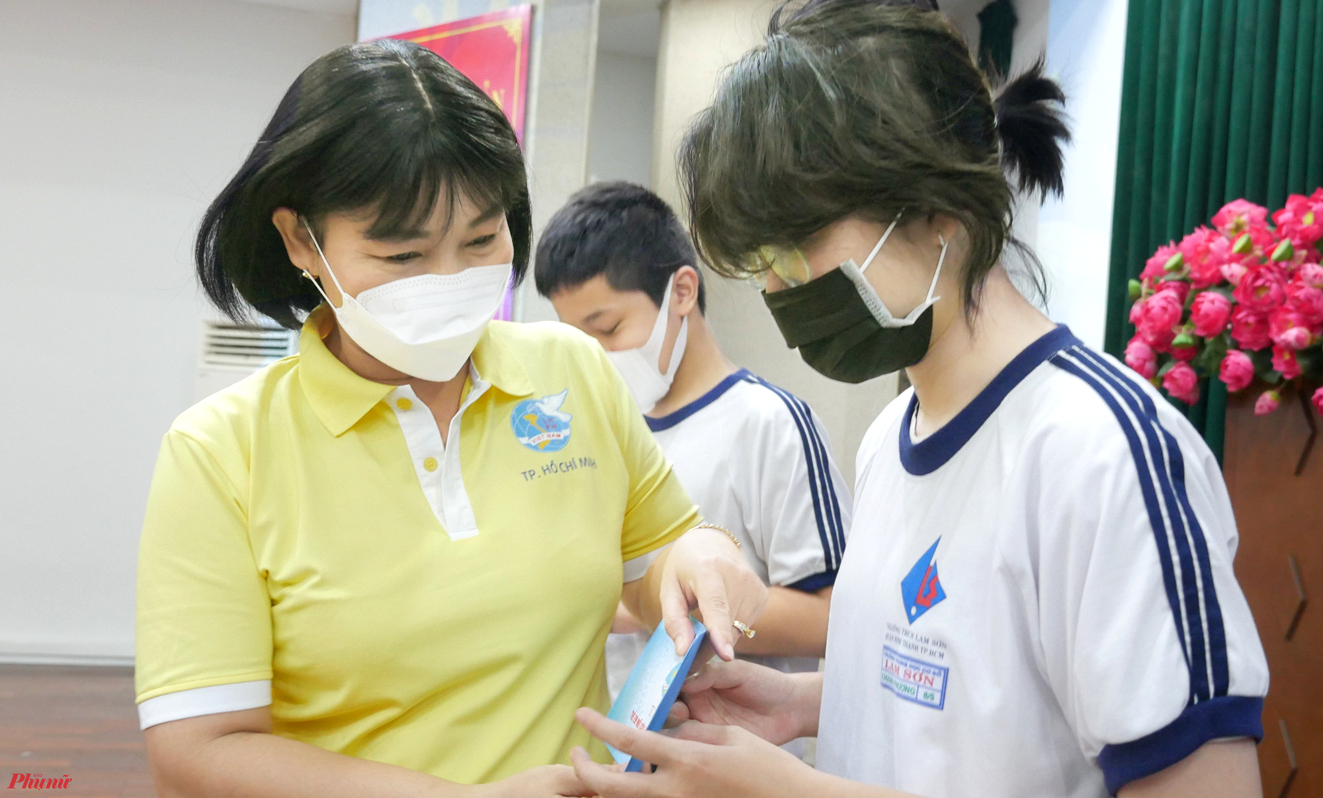 * Trong những ng&agrave;y th&aacute;ng Tư n&agrave;y, nhiều phần qu&agrave;, nhiều suất học bổng, sổ tiết kiệm, thẻ bảo hiểm y tế&hellip; đ&atilde; được trao cho trẻ em ngh&egrave;o, trẻ mồ c&ocirc;i v&igrave; COVID-19. Hơn 2.400 trẻ mồ c&ocirc;i tr&ecirc;n khắp địa b&agrave;n th&agrave;nh phố đ&atilde; được Hội Phụ nữ kết nối với những tấm l&ograve;ng để được chia sẻ, chăm lo, trong đ&oacute;, nhiều trẻ nhận được sự bảo trợ đến năm 18 tuổi.&nbsp;