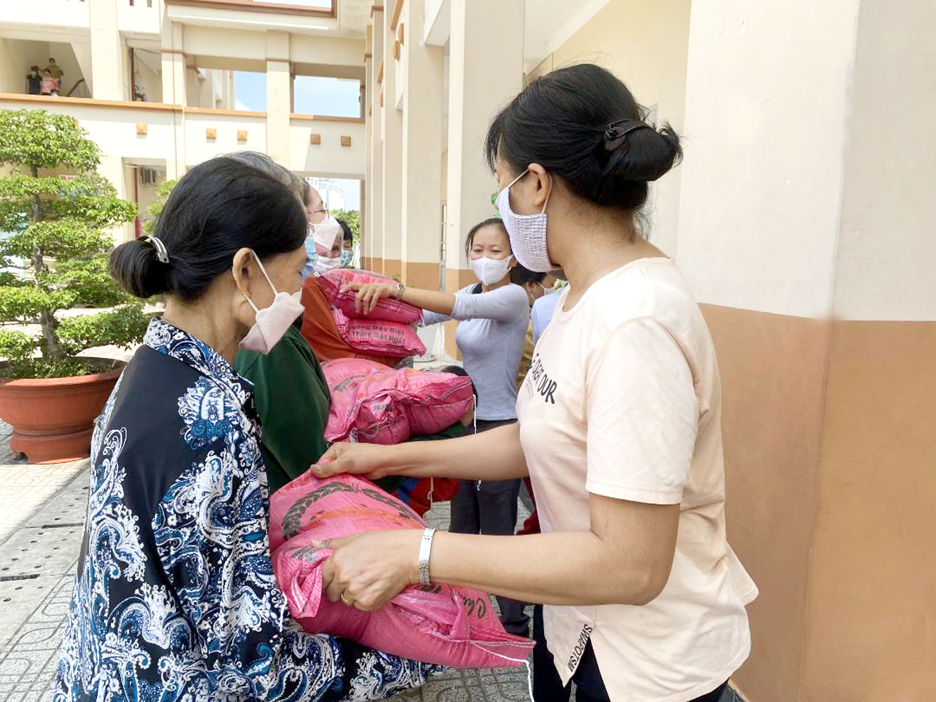 * Tại c&aacute;c quận, huyện, Hội Phụ nữ đ&atilde; tổ chức nhiều hoạt động nghĩa t&igrave;nh như: chăm lo cho chị em phụ nữ d&acirc;n tộc, khuyết tật; trợ vốn kh&ocirc;ng l&atilde;i cho nhiều phụ nữ kh&oacute; khăn; hỗ trợ mua thẻ bảo hiểm y tế cho phụ nữ; tặng gạo cho gia đ&igrave;nh kh&oacute; khăn, người gi&agrave; neo đơn, khuyết tật v&agrave; c&ocirc;ng nh&acirc;n ở trọ. Ảnh: Hội Phụ nữ x&atilde; Xu&acirc;n Thới Sơn, H.H&oacute;c M&ocirc;n tặng một tấn gạo cho gia đ&igrave;nh kh&oacute; khăn, người gi&agrave; neo đơn v&agrave; c&ocirc;ng nh&acirc;n ở trọ.
