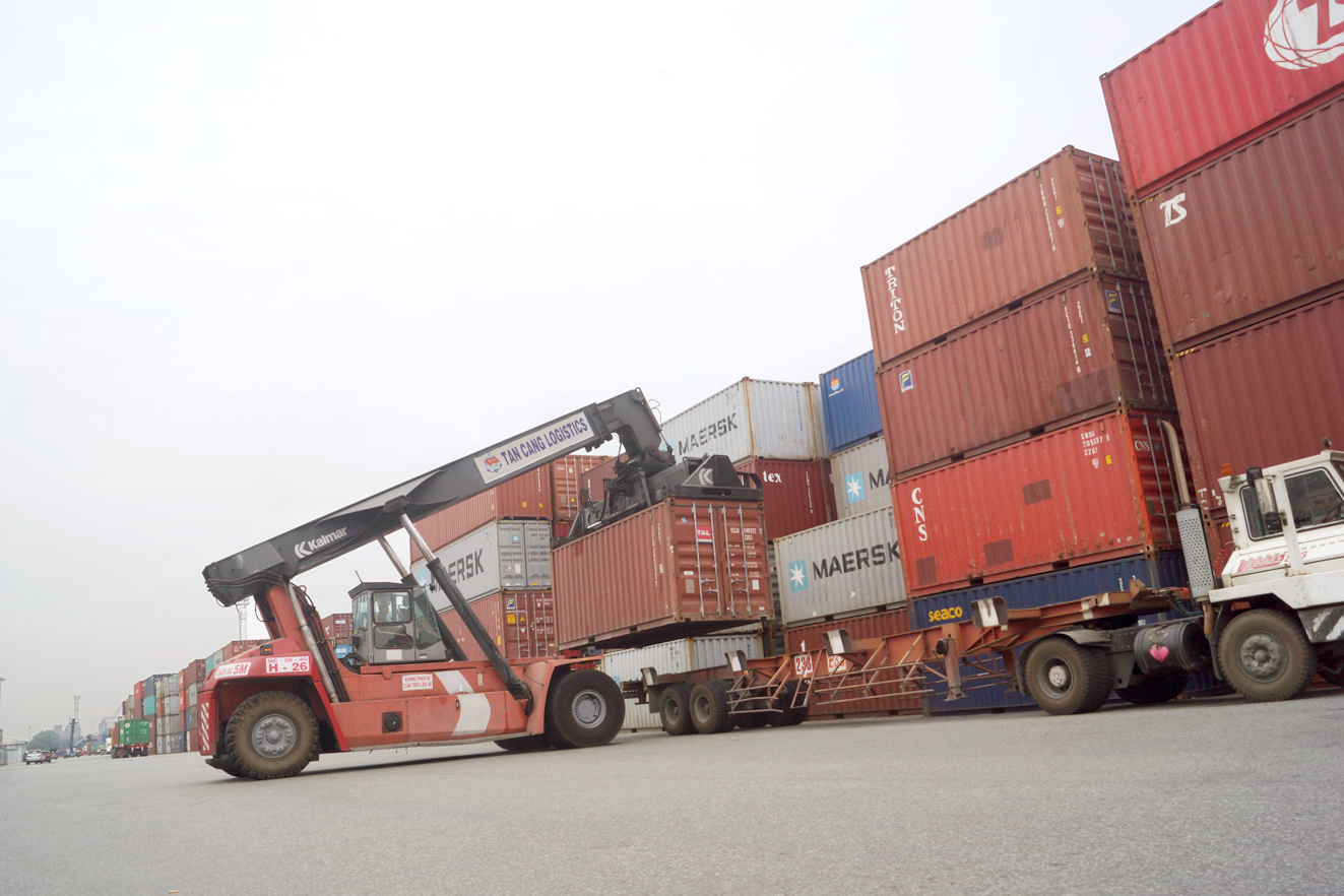Kim ngạch xuất khẩu của Việt Nam trong qu&yacute; I/2022 ước đạt 88,58 tỷ USD, tăng 12,9% so với c&ugrave;ng kỳ năm trước (trong ảnh: Hoạt động bốc dỡ h&agrave;ng xuất nhập khẩu ở cảng C&aacute;t L&aacute;i - TP.HCM) - ẢNH: Đ.THƯ