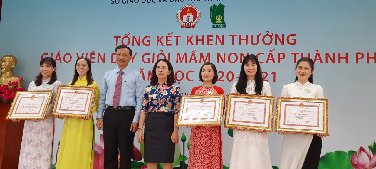 Ph&oacute; gi&aacute;m đốc Sở GD-ĐT TPHCM L&ecirc; Ho&agrave;i Nam trao giải cho c&aacute;c gi&aacute;o vi&ecirc;n mầm non dạy giỏi cấp th&agrave;nh phố