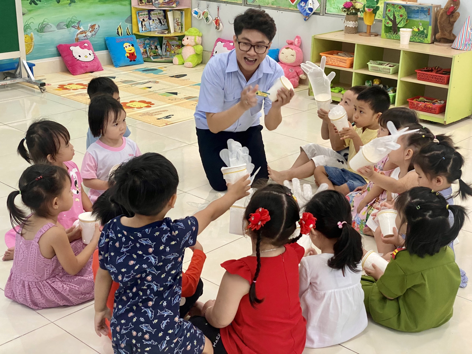 Thầy Th&aacute;i Hồng Duy trong giờ dạy trẻ
