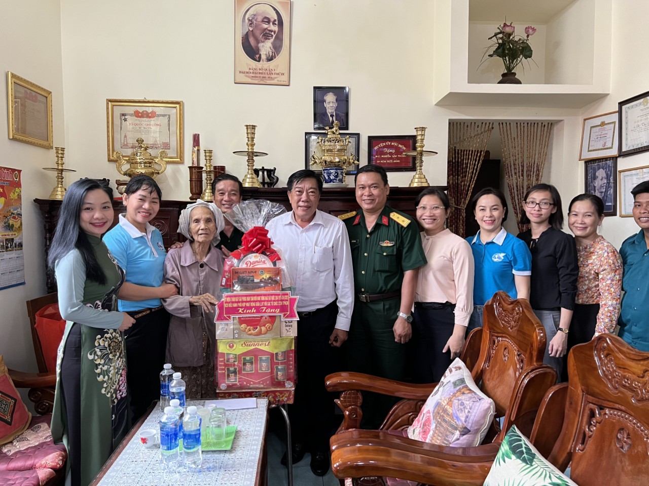 Đo&agrave;n đ&atilde; đến thăm v&agrave; tặng qu&agrave; cho Mẹ Việt Nam Anh H&ugrave;ng Đỗ Thị Chồn
