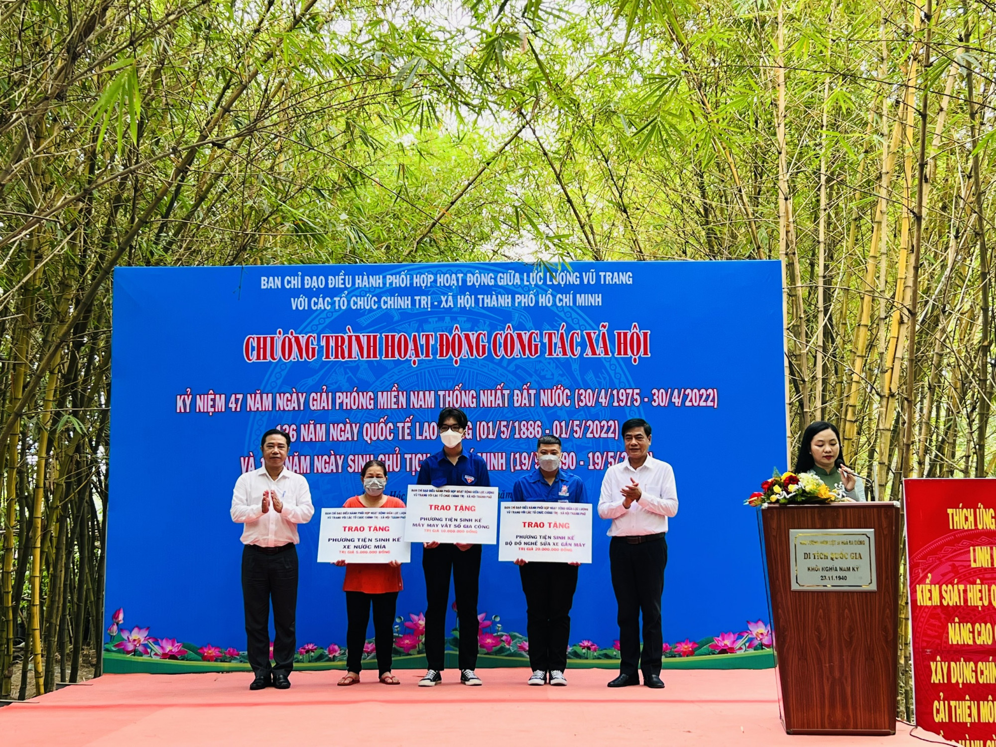 Trao tặng c&aacute;c phương tiện sinh kế gồm một bộ đồ nghề sửa xe m&aacute;y, một m&aacute;y may vắt sổ gia c&ocirc;ng v&agrave; một xe nước m&iacute;a cho con em c&aacute;c gia đ&igrave;nh ch&iacute;nh s&aacute;ch, hội vi&ecirc;n kh&oacute; khăn
