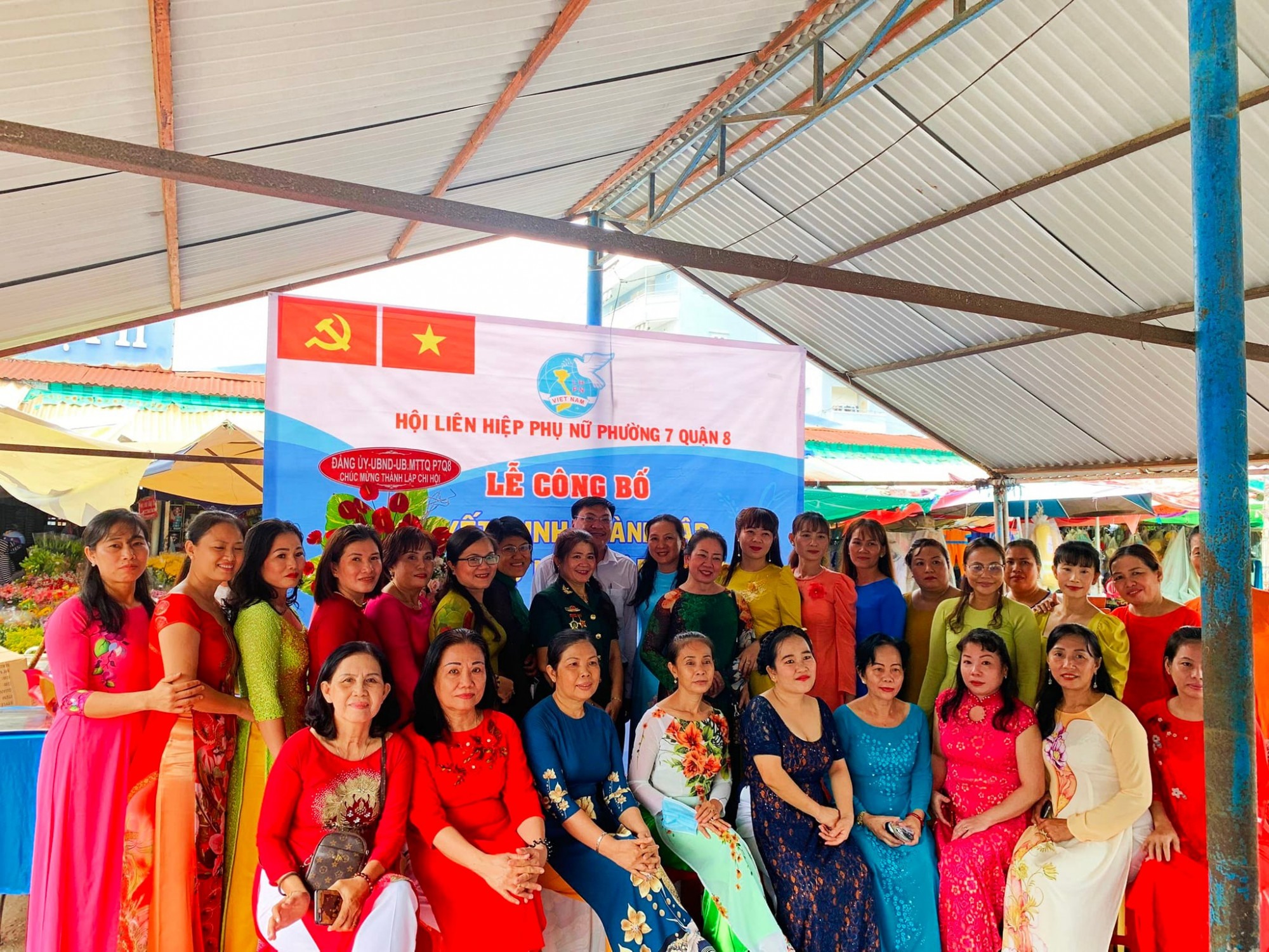 Các hội viên Chi hội Phụ nữ Chợ Phú Lợi 2 tại buổi lễ ra mắt