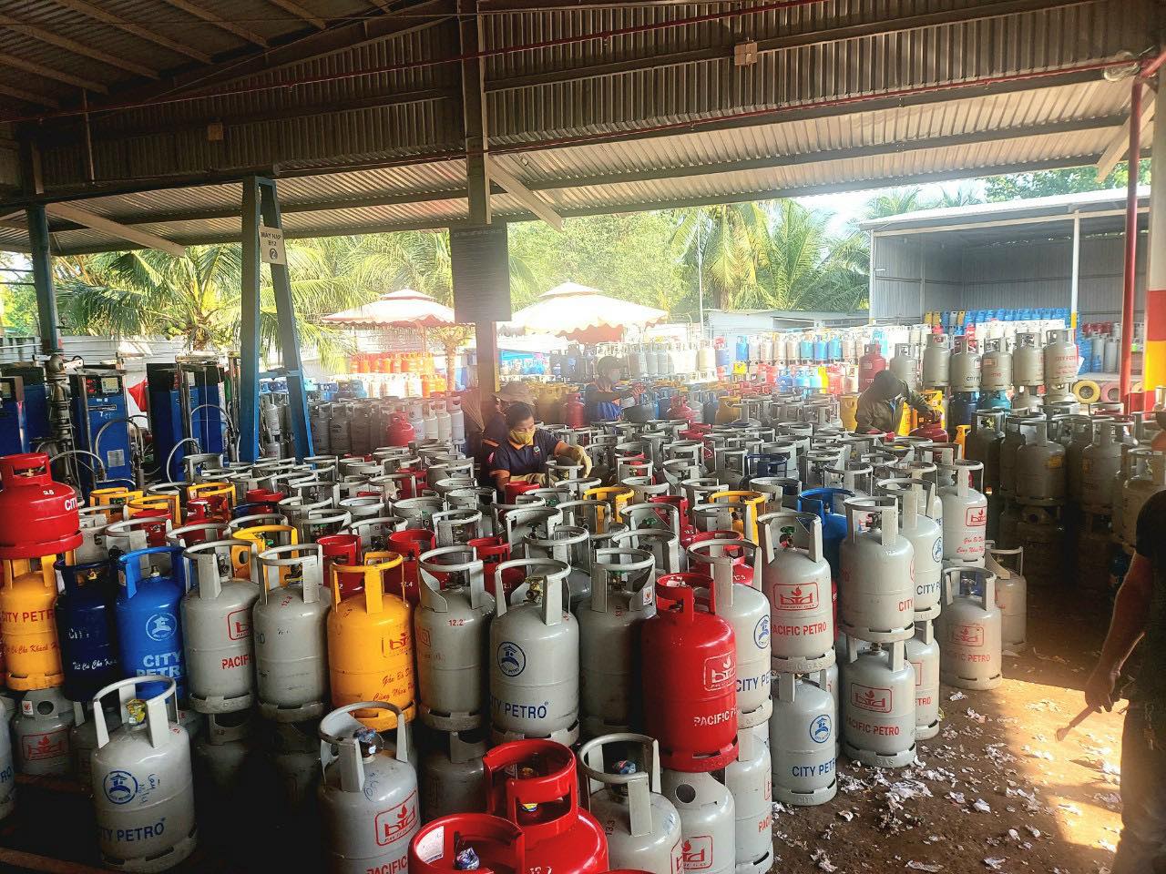 Kể từ ng&agrave;y 1/5/2022, gi&aacute; gas b&aacute;n lẻ ch&iacute;nh thức giảm 31.000 đồng/b&igrave;nh 12 kg.