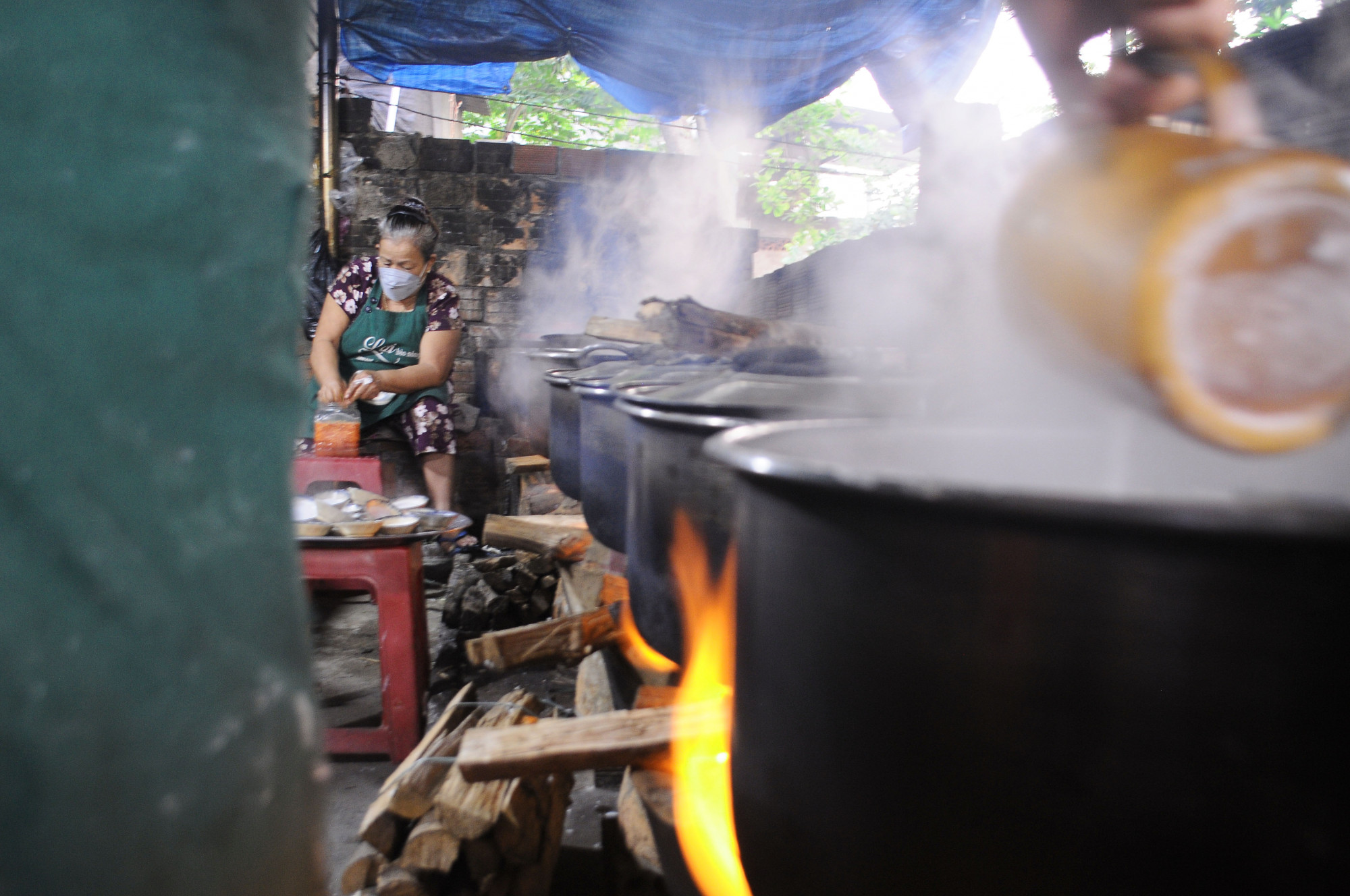 B&agrave; V&otilde; Thị Lợi, (65 tuổi), ở th&ocirc;n Mỹ Lại, (x&atilde; Tịnh Kh&ecirc;, TP.Quảng Ng&atilde;i) chủ qu&aacute;n b&aacute;nh b&egrave;o Lợi, đi l&ecirc;n từ gian kh&oacute;