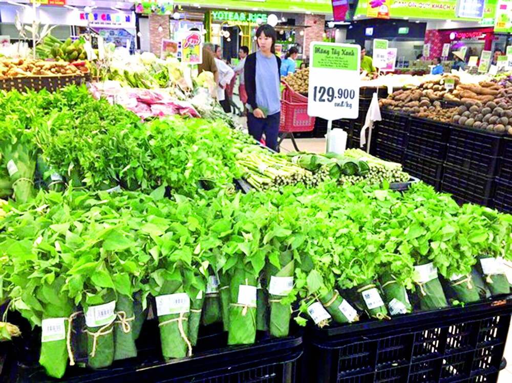 H&igrave;nh ảnh rau xanh ở si&ecirc;u thị được g&oacute;i bằng l&aacute; chuối chỉ xuất hiện được một thời gian ngắn