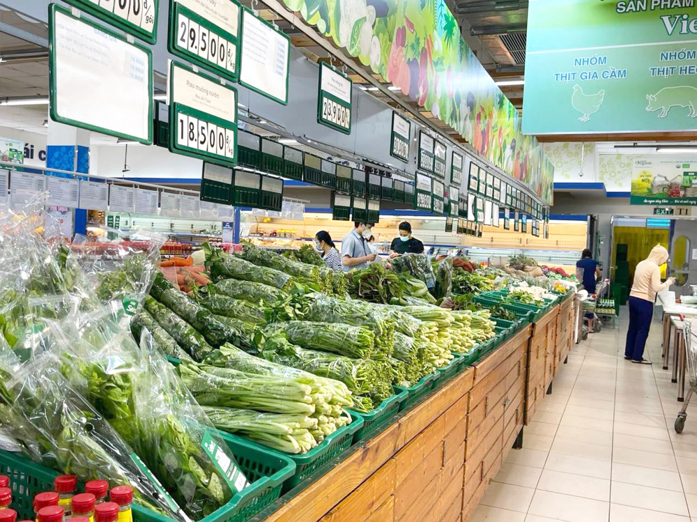 Rau xanh ở si&ecirc;u thị kh&ocirc;ng c&ograve;n được đ&oacute;ng g&oacute;i bằng l&aacute; chuối như trước đ&acirc;y m&agrave; được g&oacute;i bằng t&uacute;i ni-l&ocirc;ng