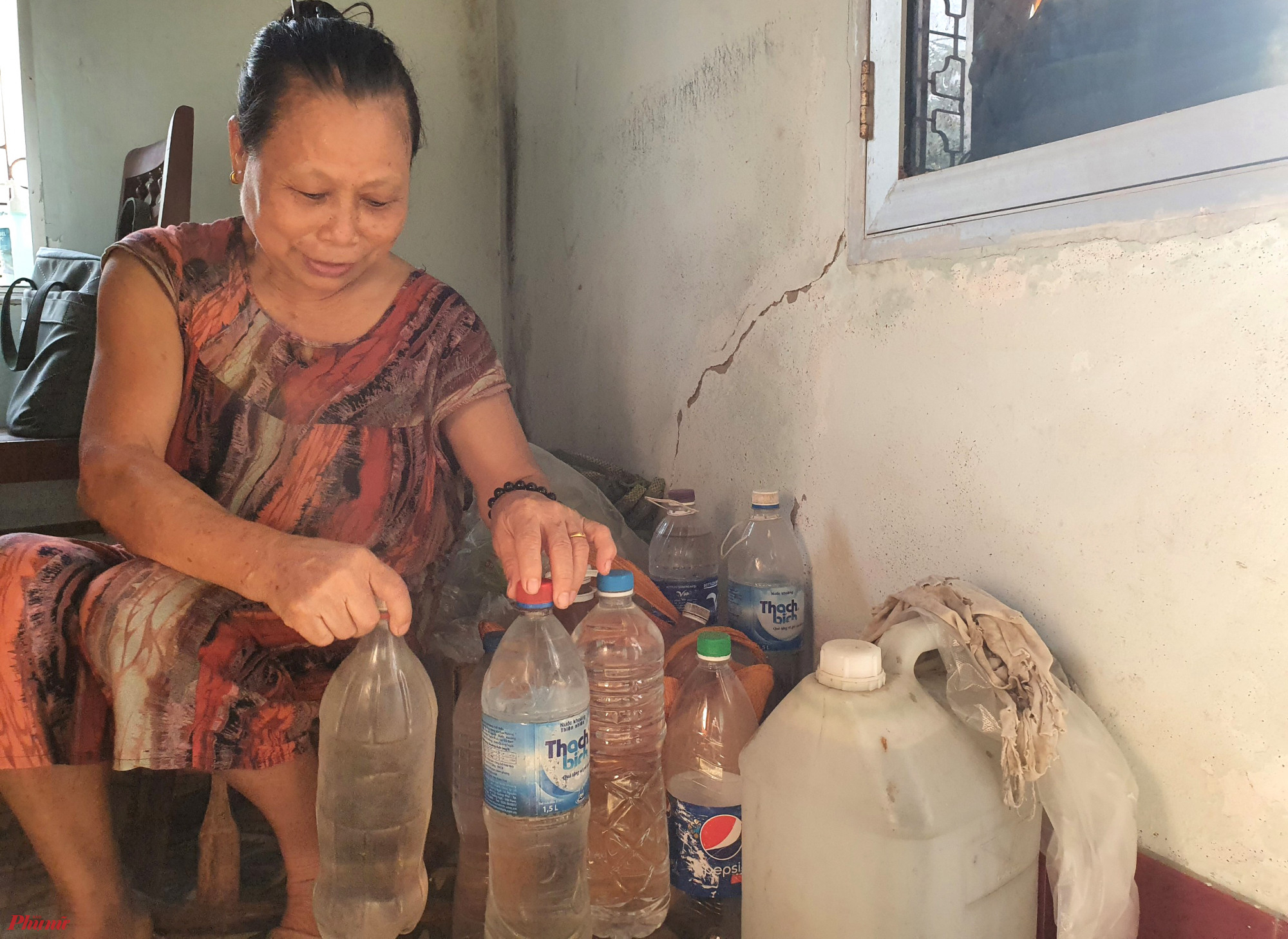 B&agrave; Huyến tận dụng c&aacute;c chai nước cũ đi lấy nước sạch về ph&aacute;t cho những c&ocirc;ng d&acirc;n trong x&oacute;m chạy thận