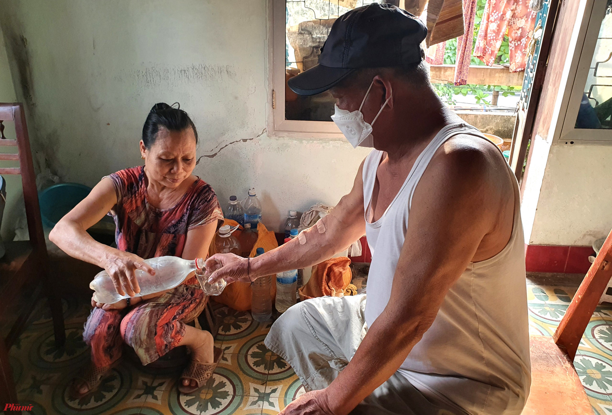 Từng bữa cơm, cốc nước của chồng đều được b&agrave; Huyến lo tươm tất