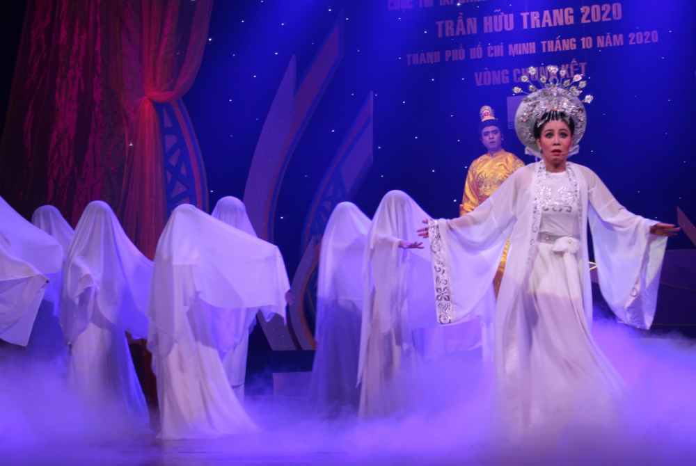 L&agrave; nghệ sĩ hiếm hoi lựa chọn phần thể hiện l&agrave; đ&agrave;o độc, NSƯT Thi&ecirc;n Hoa (Nh&agrave; h&aacute;t Cải lương Trần Hữu Trang) hứa hẹn t&aacute;i ngộ kh&aacute;n giả TPHCM với dấu ấn mới.