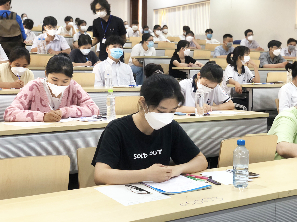 Th&iacute; sinh dự kỳ thi đ&aacute;nh gi&aacute; năng lực của Đại học Quốc gia TP.HCM để x&eacute;t tuyển v&agrave;o đại học - ẢNH: THANH THANH
