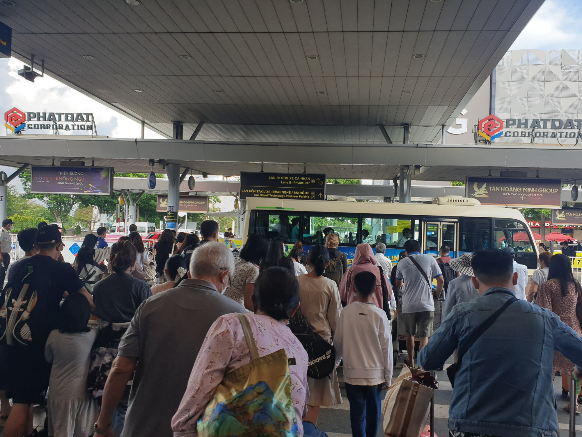 H&agrave;nh kh&aacute;ch di chuyển từ nh&agrave; ga sang khu vực nh&agrave; giữ xe TCP để đ&oacute;n taxi ,đặt ứng dụng gọi xe c&ocirc;ng nghệ để về nh&agrave;