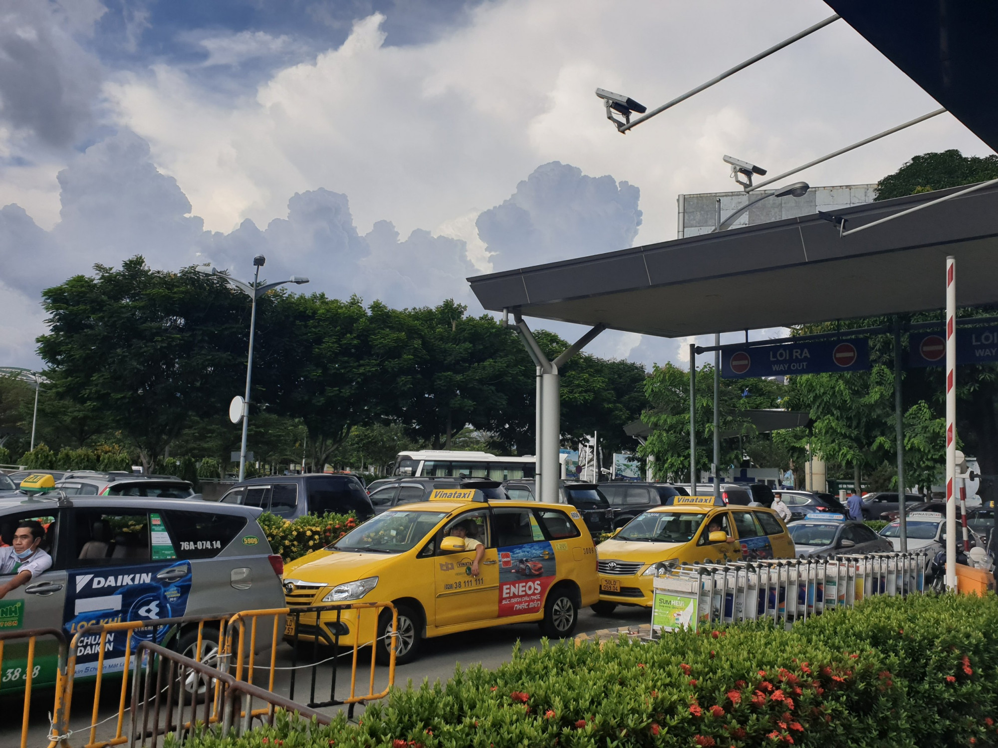 Taxi nối đu&ocirc;i di chuyển v&agrave;o nh&agrave; ga quốc nội để đ&oacute;n kh&aacute;ch
