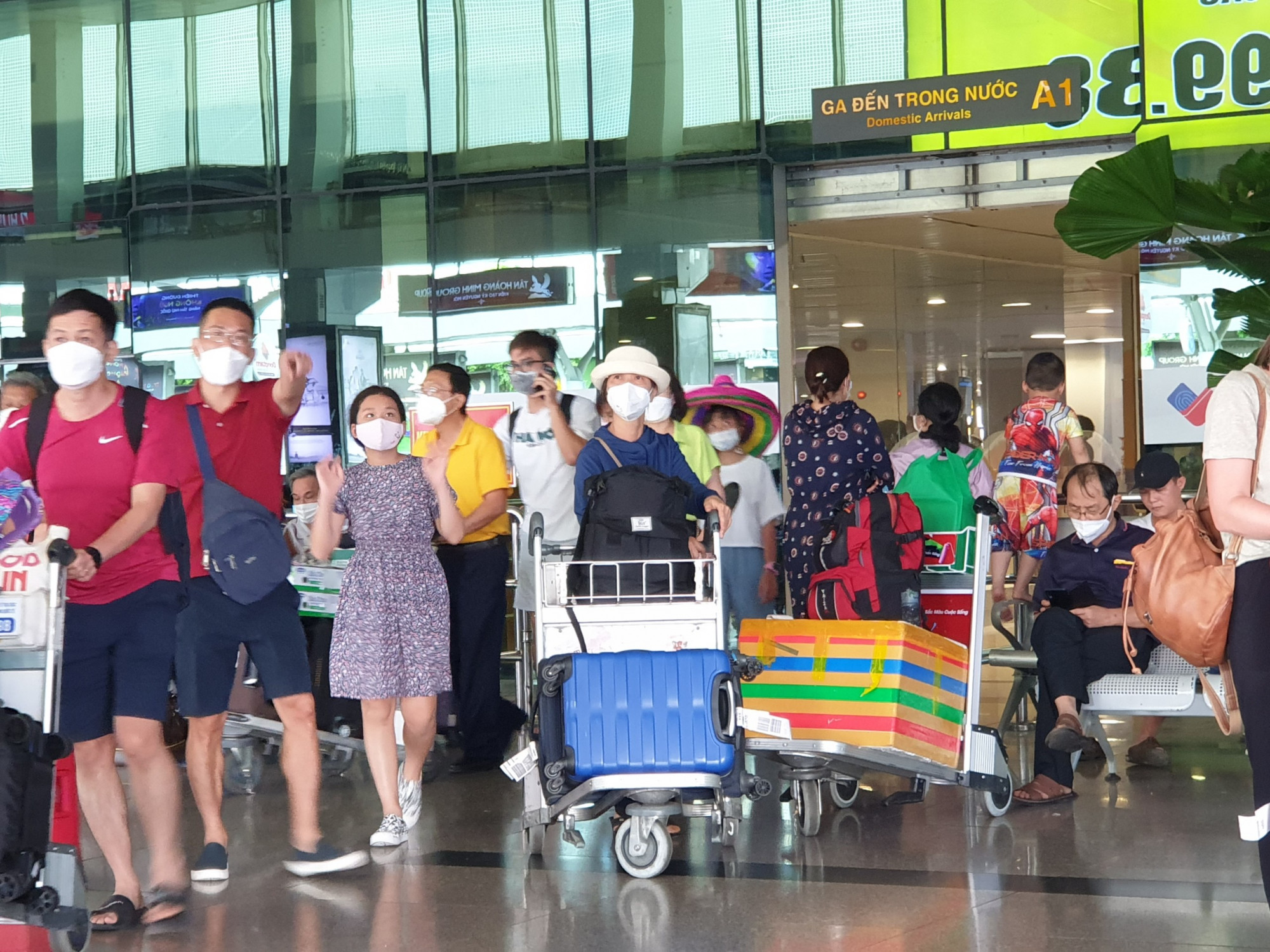 Chiều nay, ng&agrave;nh chức năng s&acirc;n bay T&acirc;n Sơn Nhất đ&atilde; phải mở th&ecirc;m cổng A1 hoạt động để c&ugrave;ng cổng A2 l&agrave;m nhiệm vụ giải tỏa kh&aacute;ch.