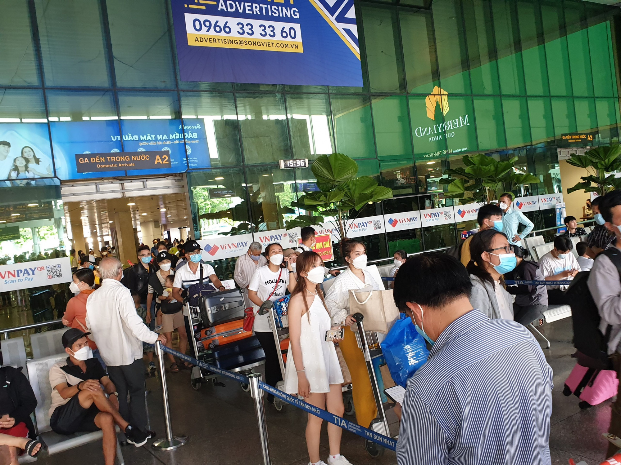 D&ugrave; vậy, theo ghi nhận do lượng kh&aacute;ch đổ về qu&aacute; đ&ocirc;ng n&ecirc;n hai cổng của lối ra nh&agrave; ga quộc nội đều xảy ra &ugrave;n ứ nhẹ